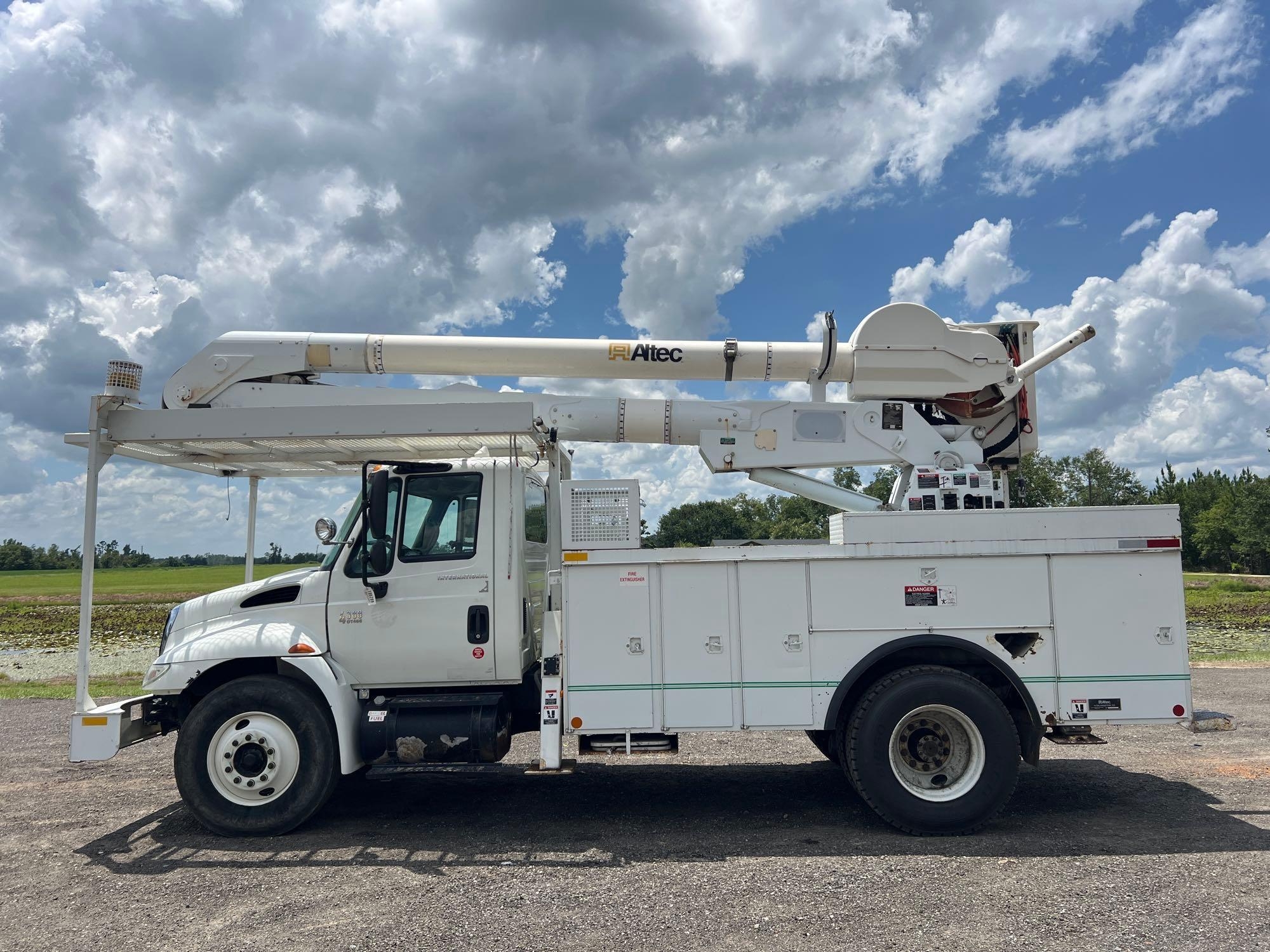 2006 INTERNATIONAL 4300 DT466 SBA 4X2 BUCKET TRUCK (A51406)