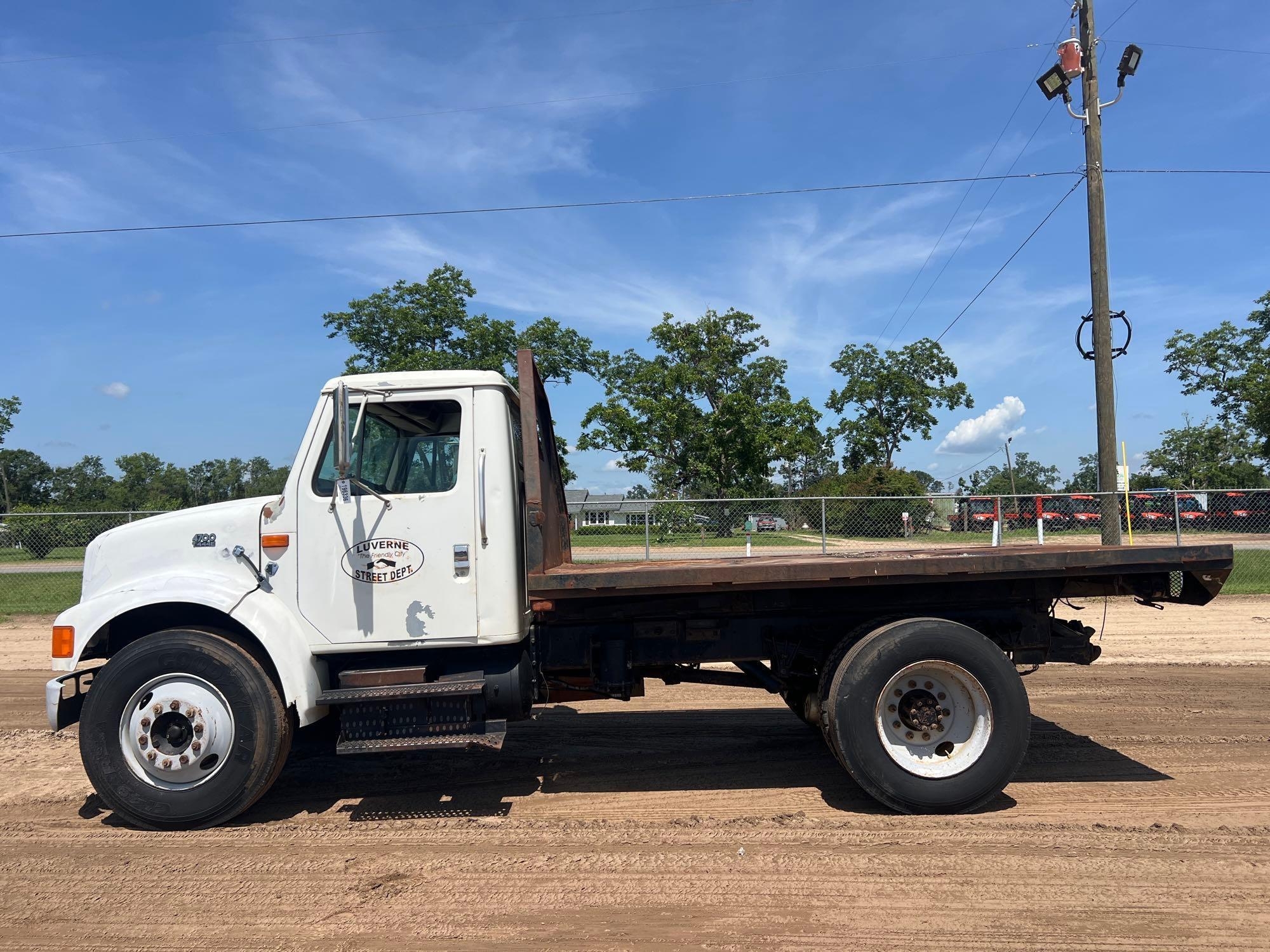 1999 INTERNATIONAL 4700 4X2 FLATBED TRUCK (A50459)