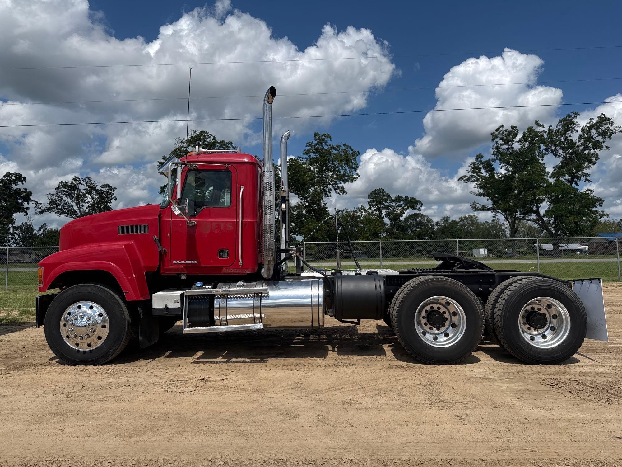 2012 MACK PINNACLE CH613 FLAT TOP DAY CAB ROAD TRACTOR (A51243)