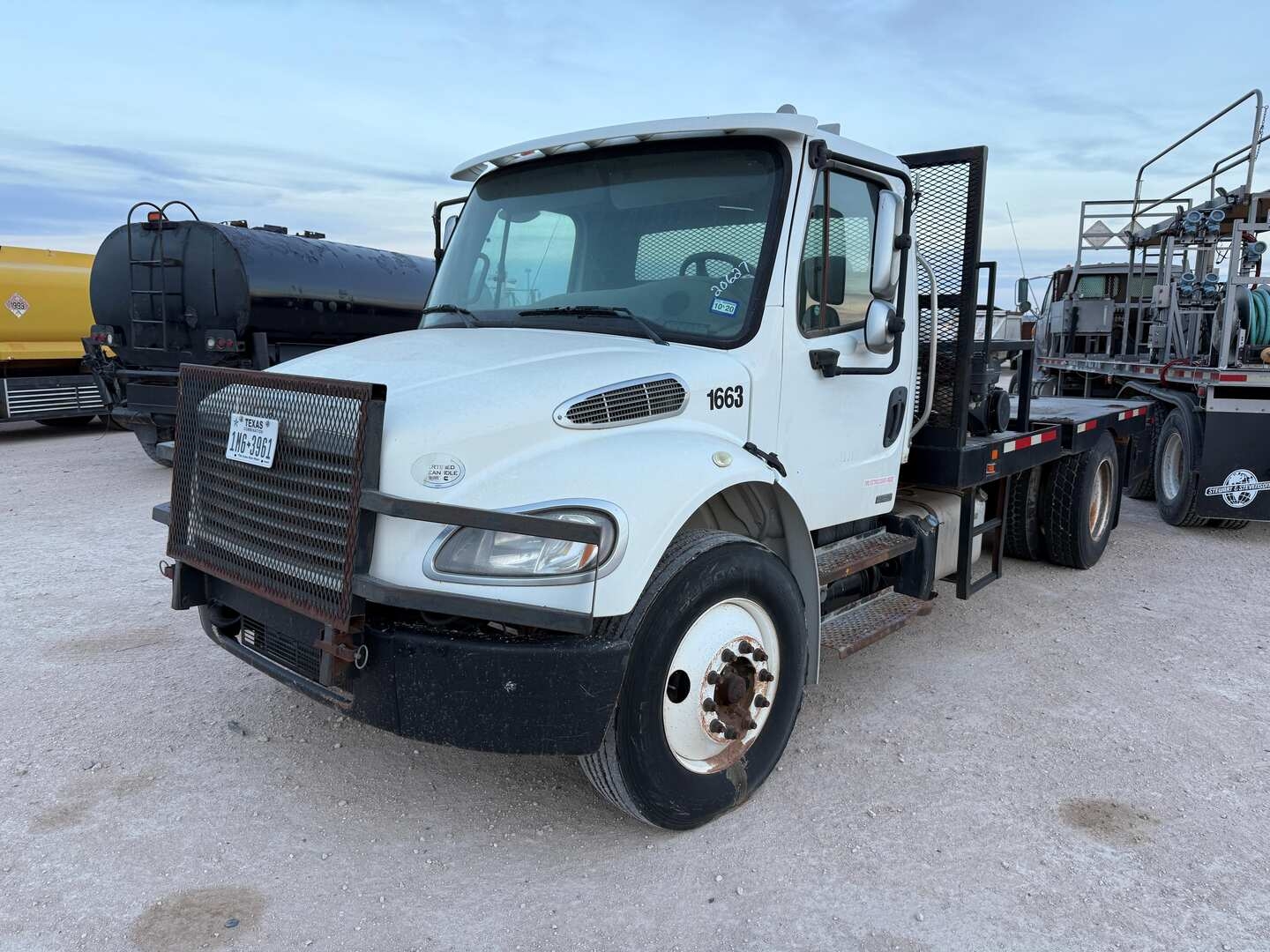 2012 FREIGHTLINER M2 FLATBED (A58214)