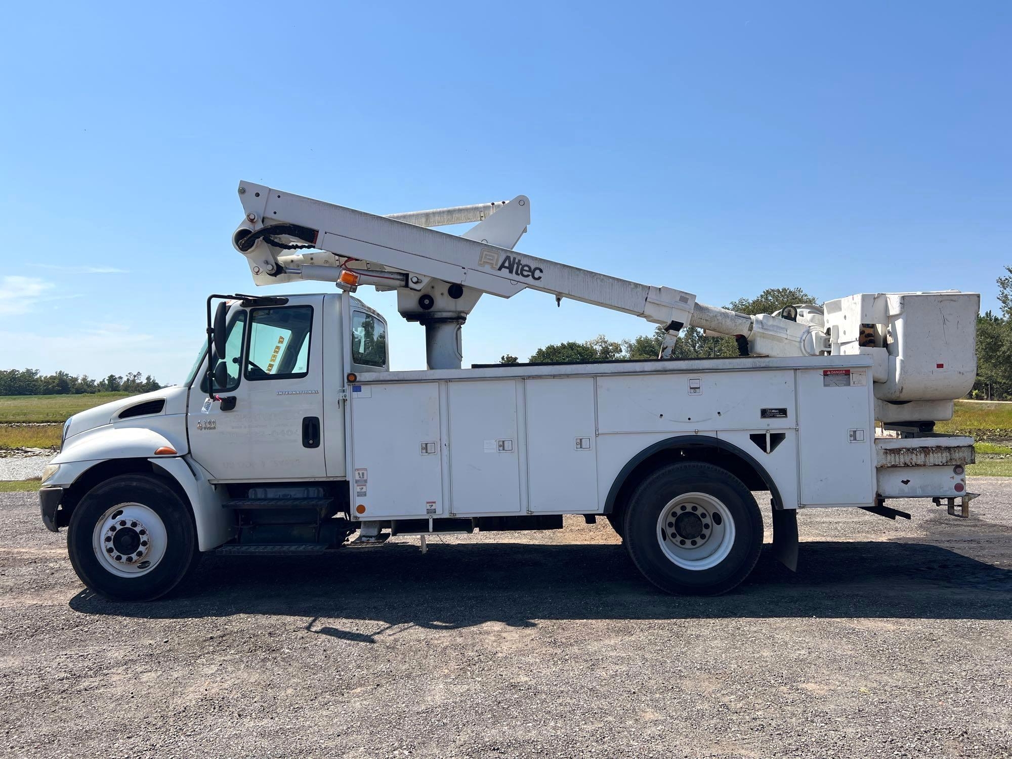 2007 INTERNATIONAL 4200 SBA 4X2 BUCKET TRUCK (A51406)