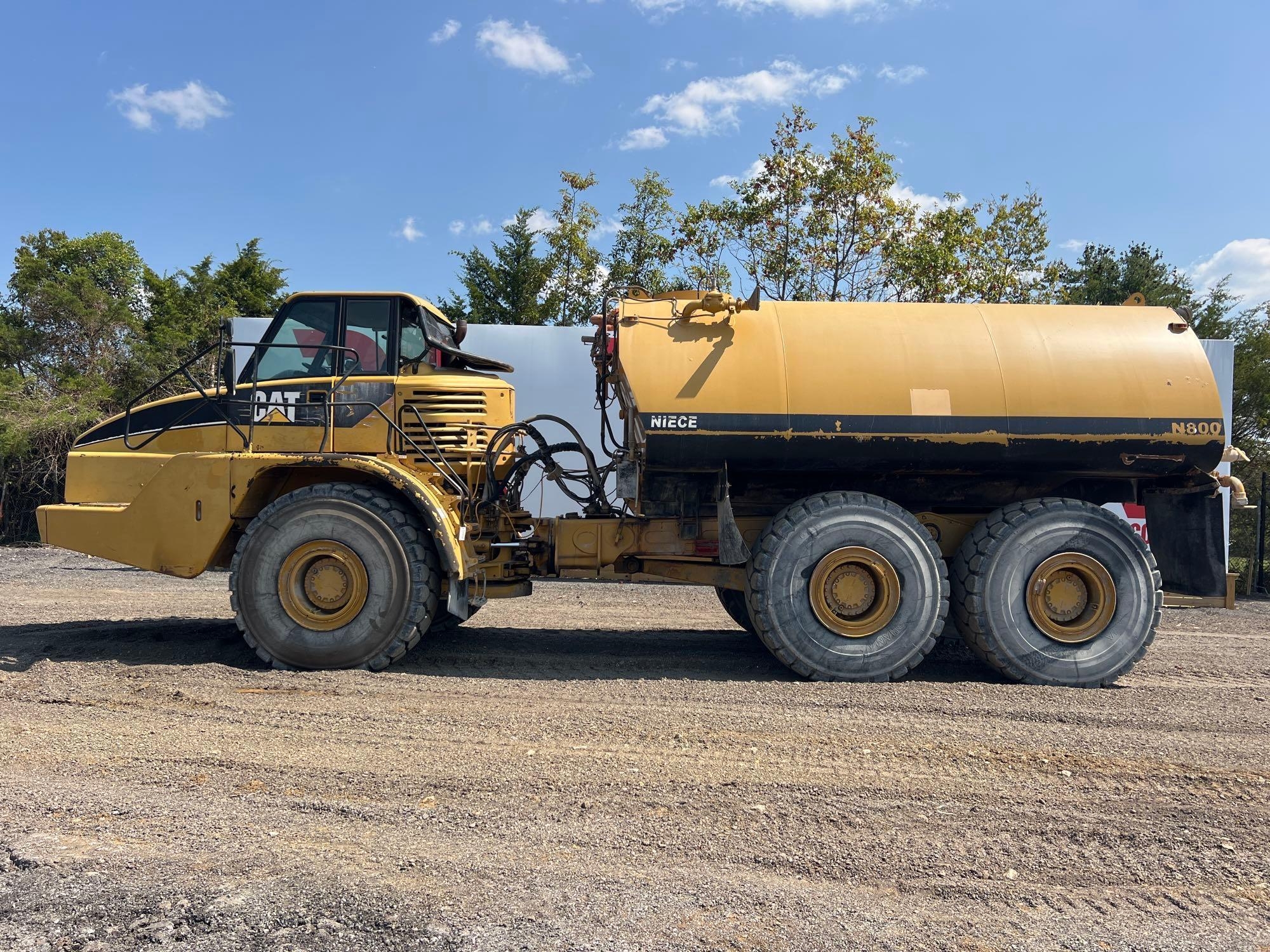 2005 CATERPILLAR 740 - 6X6 OFF ROAD WATER TRUCK (A52706)