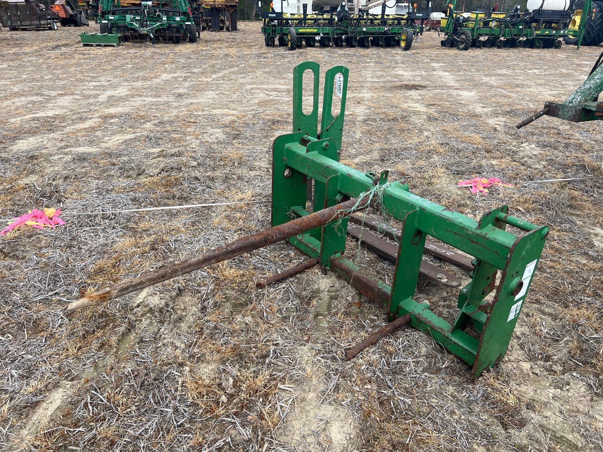 JOHN DEERE LOADER MOUNT QT BALE SPEAR (A64278)