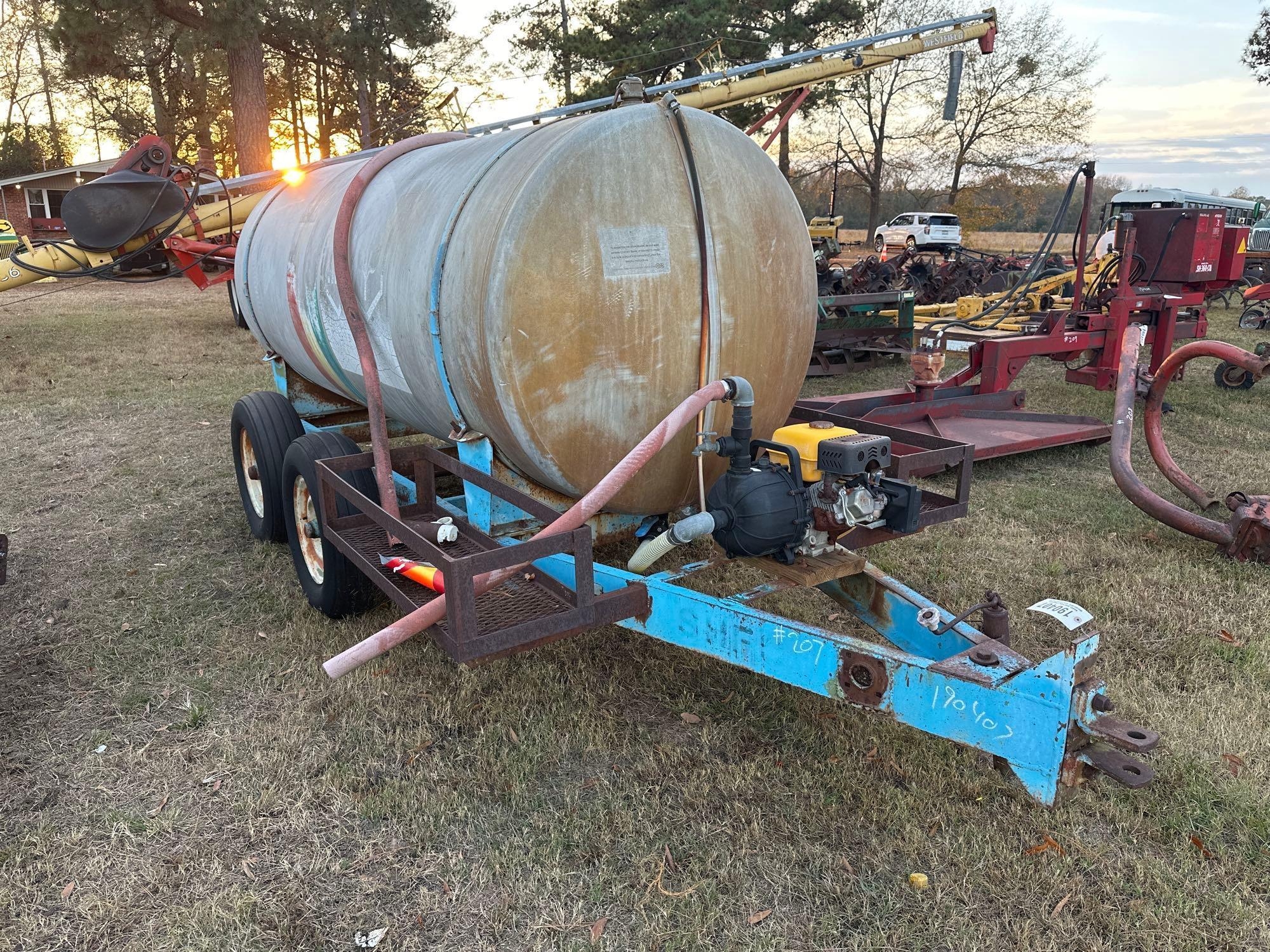 JOHN DEERE 1000 GALLON ALUMINUM NURSE TANK (A52708)