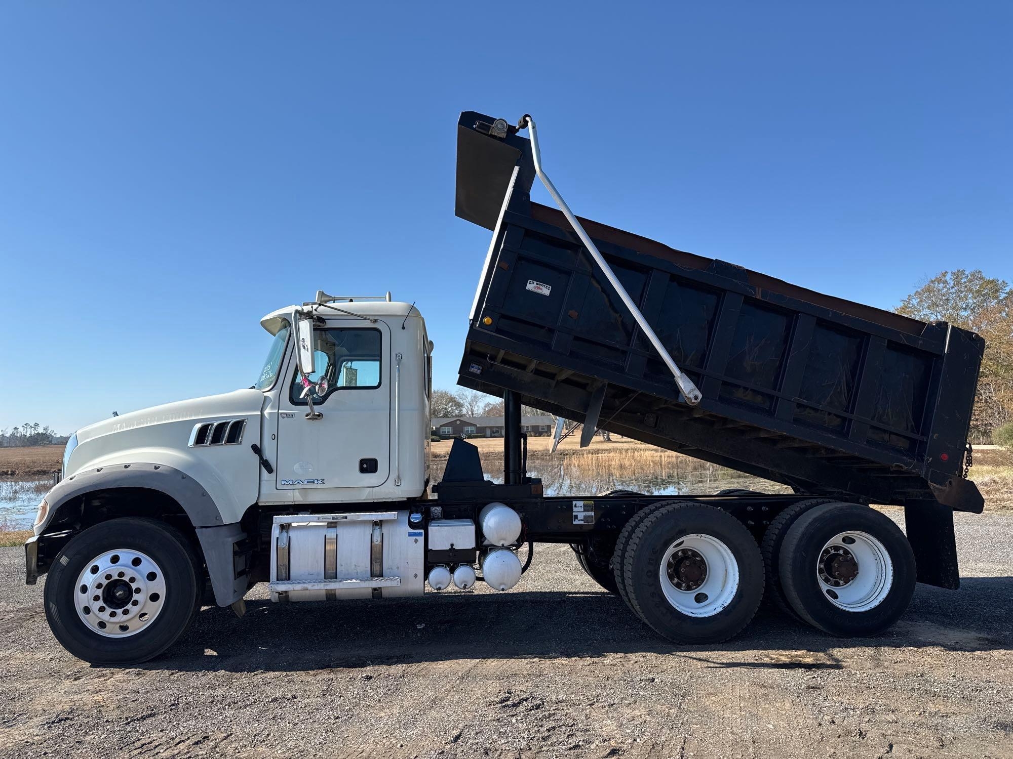 2015 MACK GRANITE GU713 DUMP TRUCK (A59823)