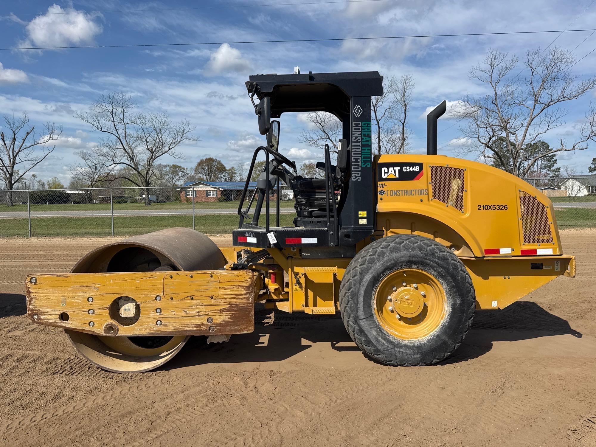 CATERPILLAR CS44B SMOOTH DRUM ROLLER (A64279)