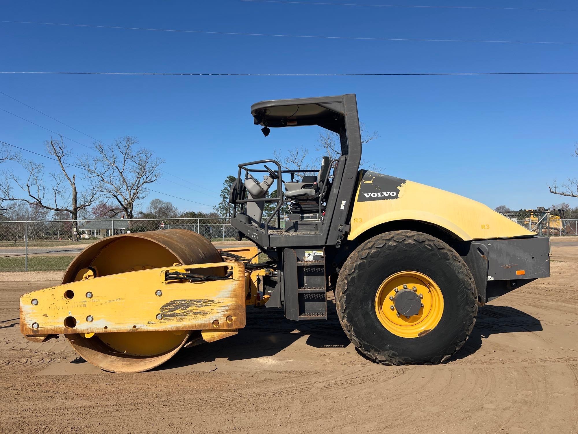 2012 VOLVO SD105DX SMOOTH DRUM ROLLER (A64279)