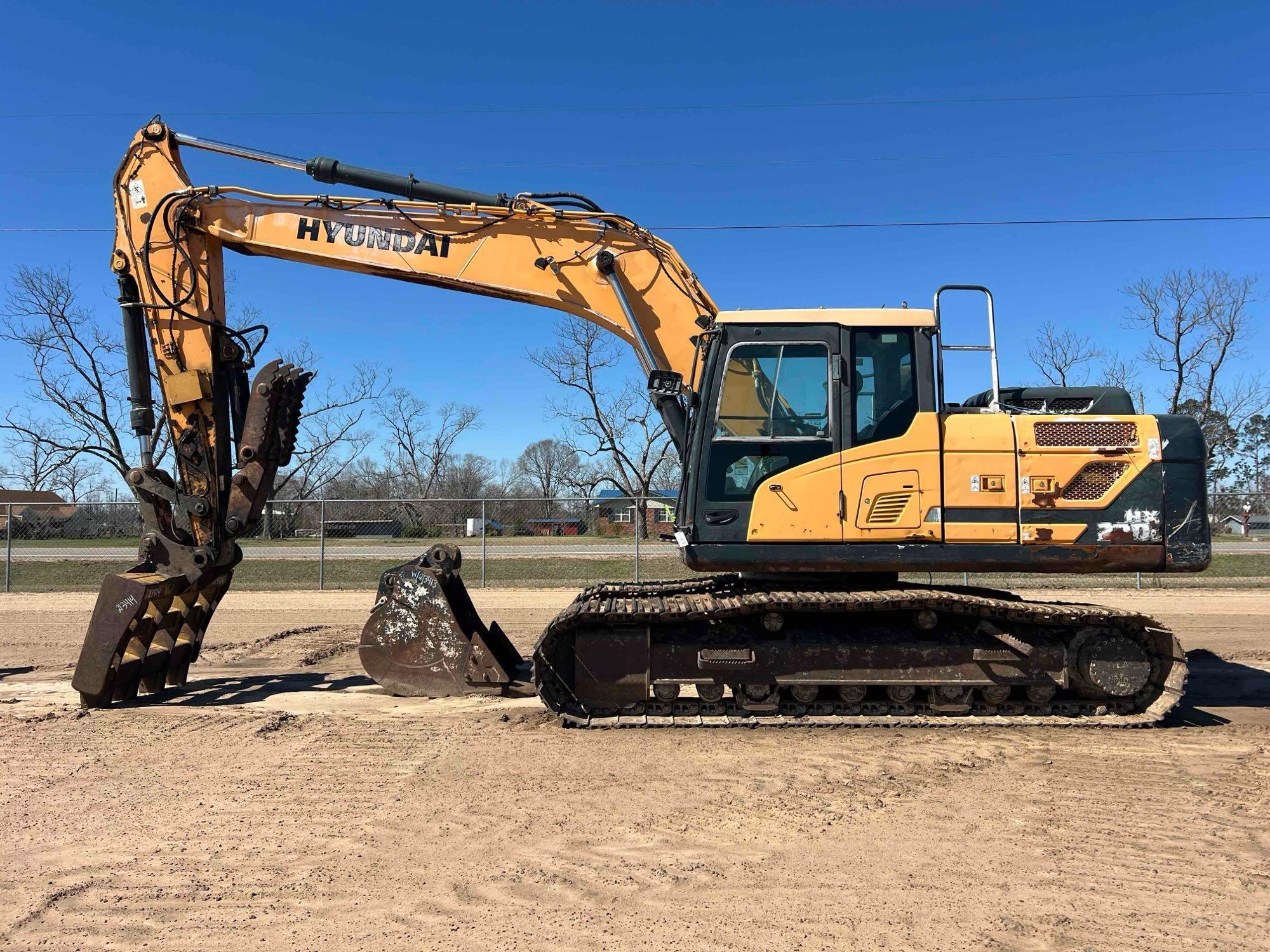 2015 HYUNDAI HX220L EXCAVATOR (A64279)