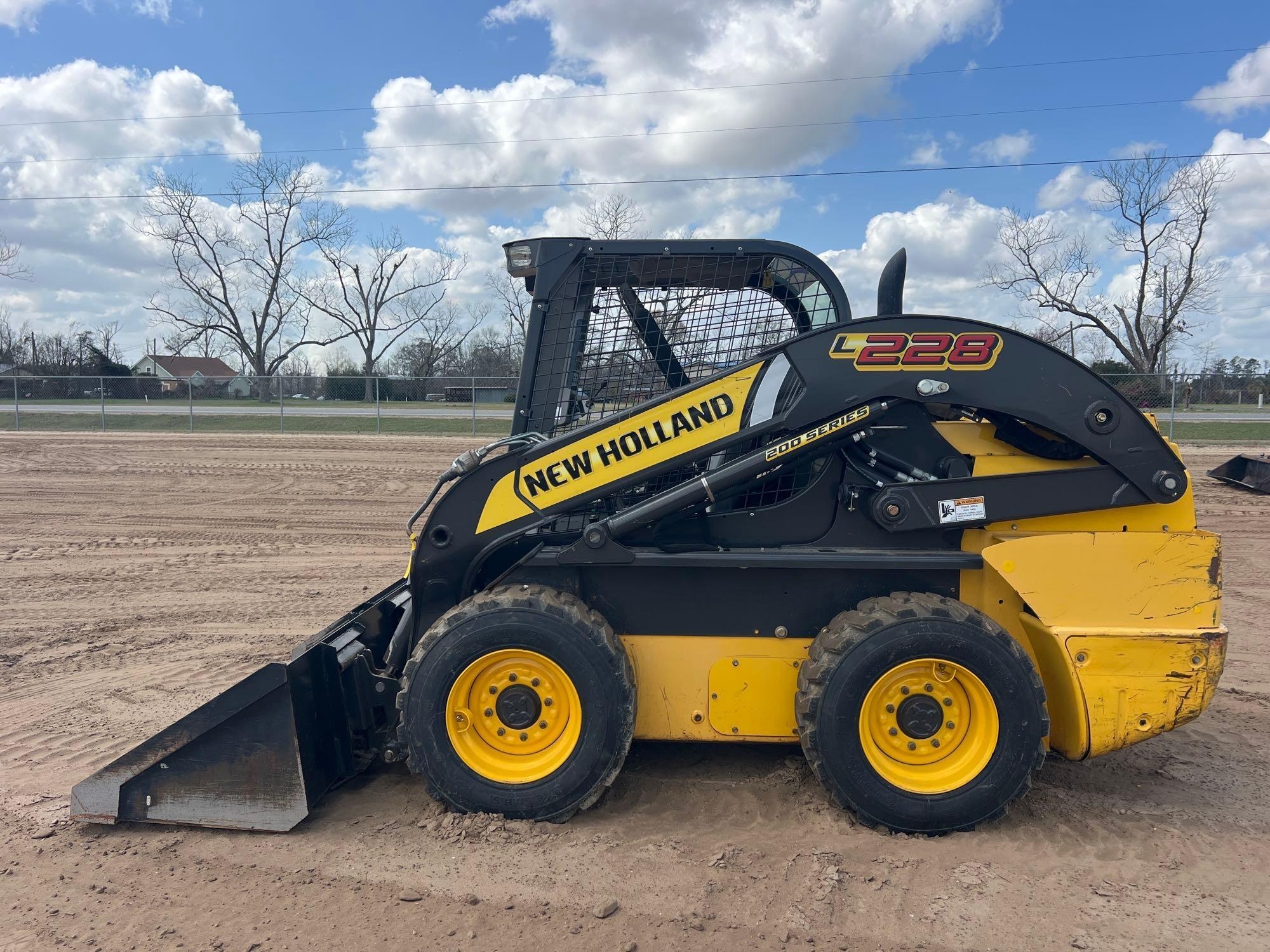 NEW HOLLAND L228 SKID STEER (A64279)