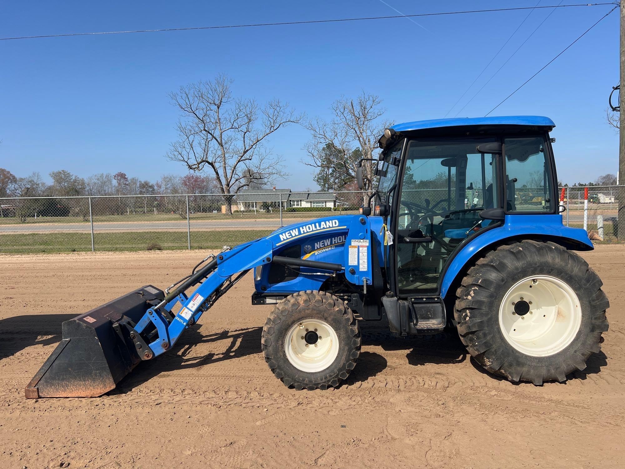 NEW HOLLAND TRACTOR (A64280)