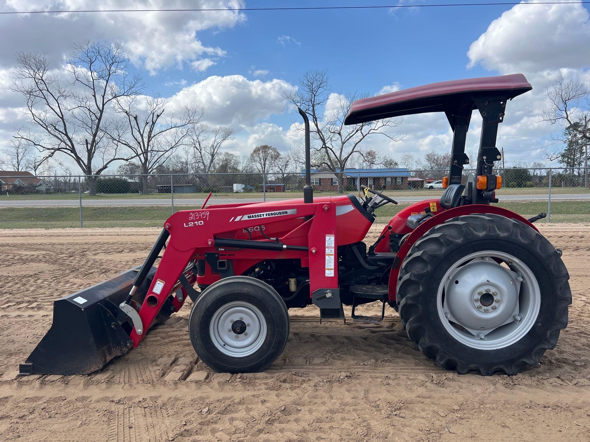 MASSEY FERGUSON 2605 TRACTOR (A64280)