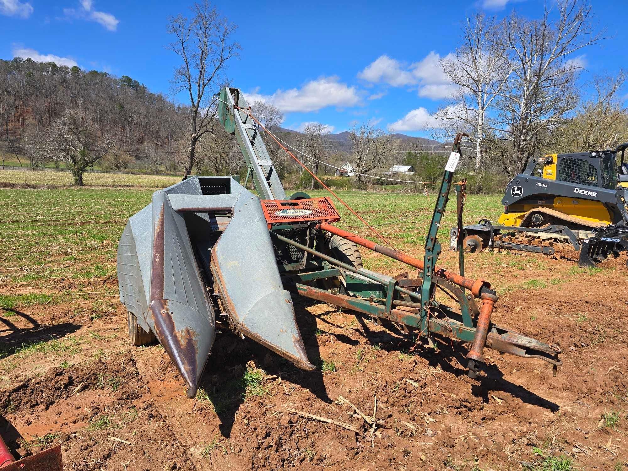 NEW IDEA 323 - 1R CORN PICKER (A64277)