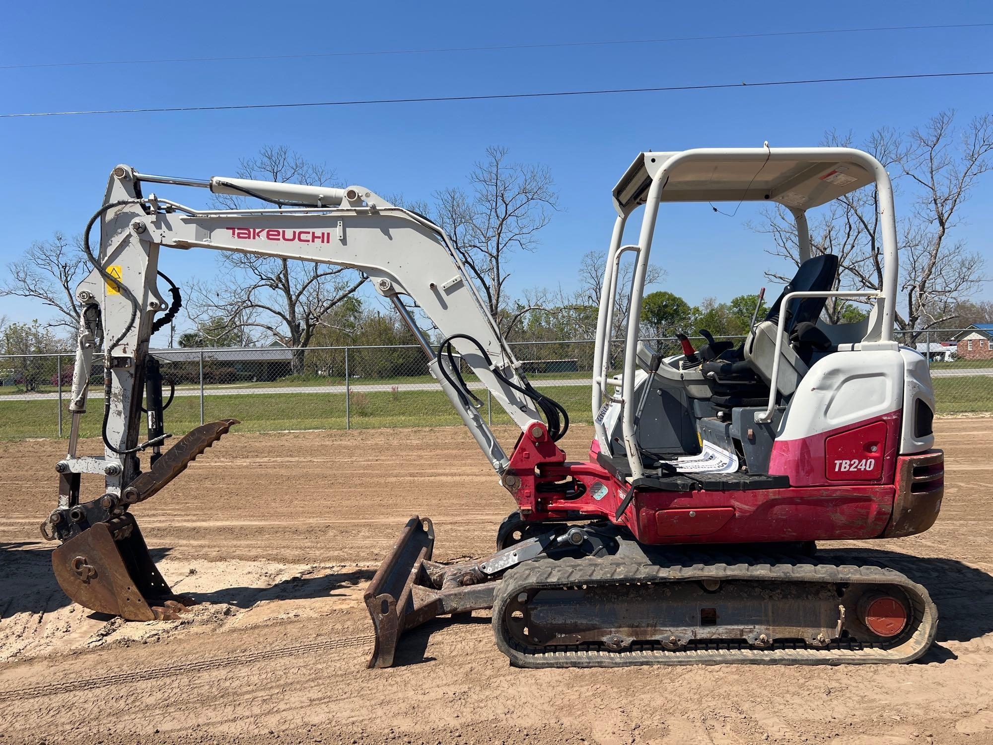 2016 TAKEUCHI TB240 EXCAVATOR (A65053)