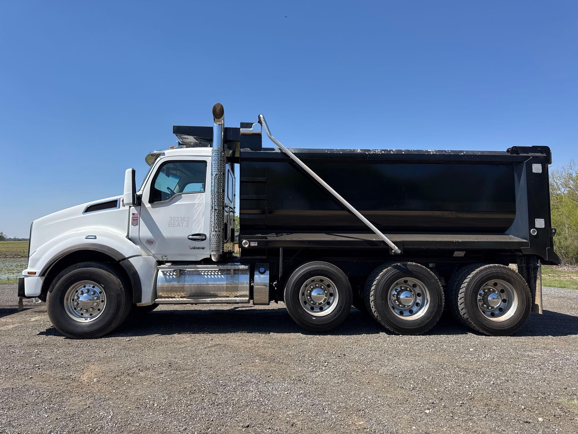 2025 KENWORTH T880 DUMP TRUCK (A63276)