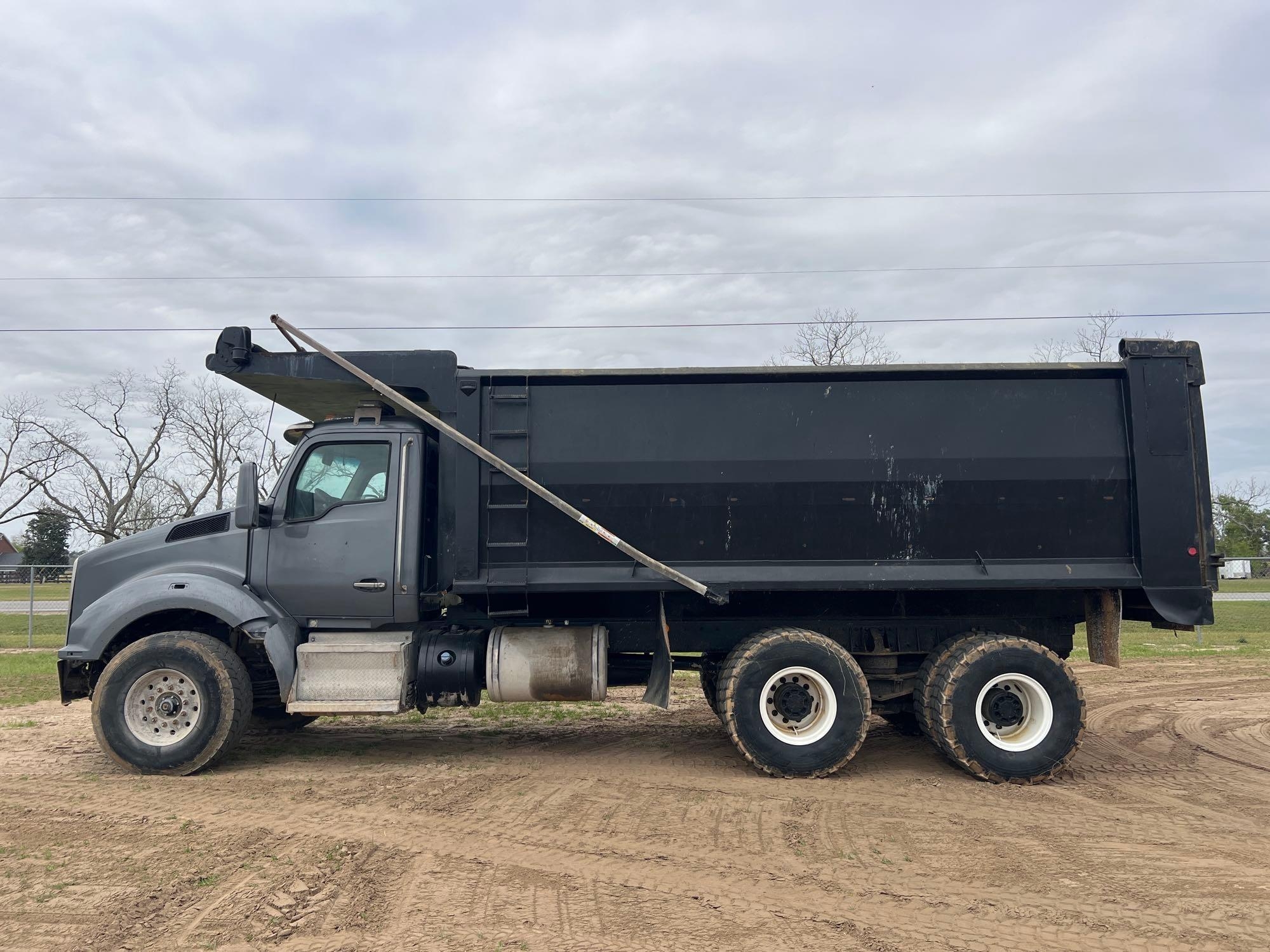 2020 KENWORTH T880 DUMP TRUCK (A65054)