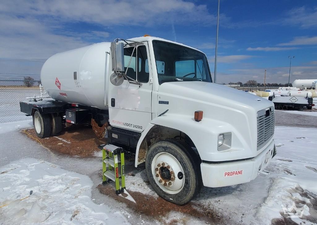 2003 Freightliner MC 331 2,800 Gallon Fuel Truck (A64194)