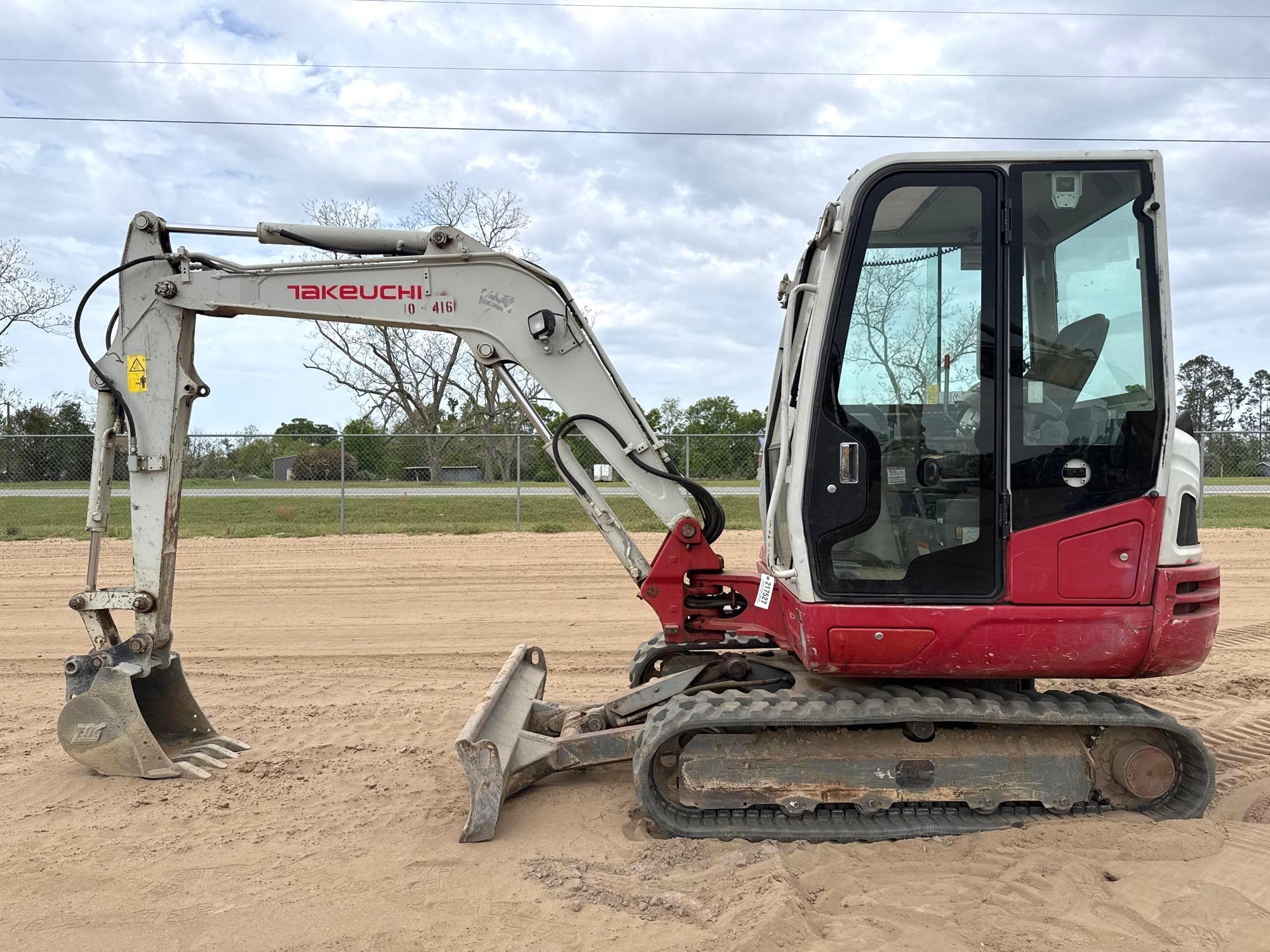 TAKEUCHI TB240 EXCAVATOR (A65053)