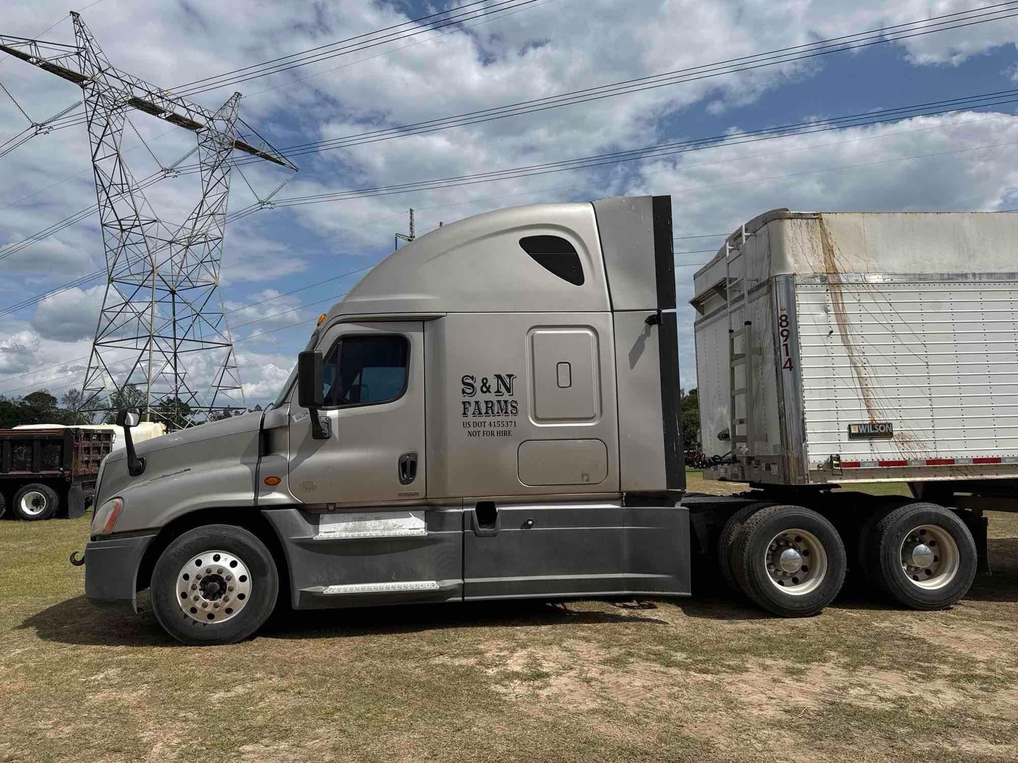 2014 FREIGHTLINER ROAD TRACTOR (A65054)
