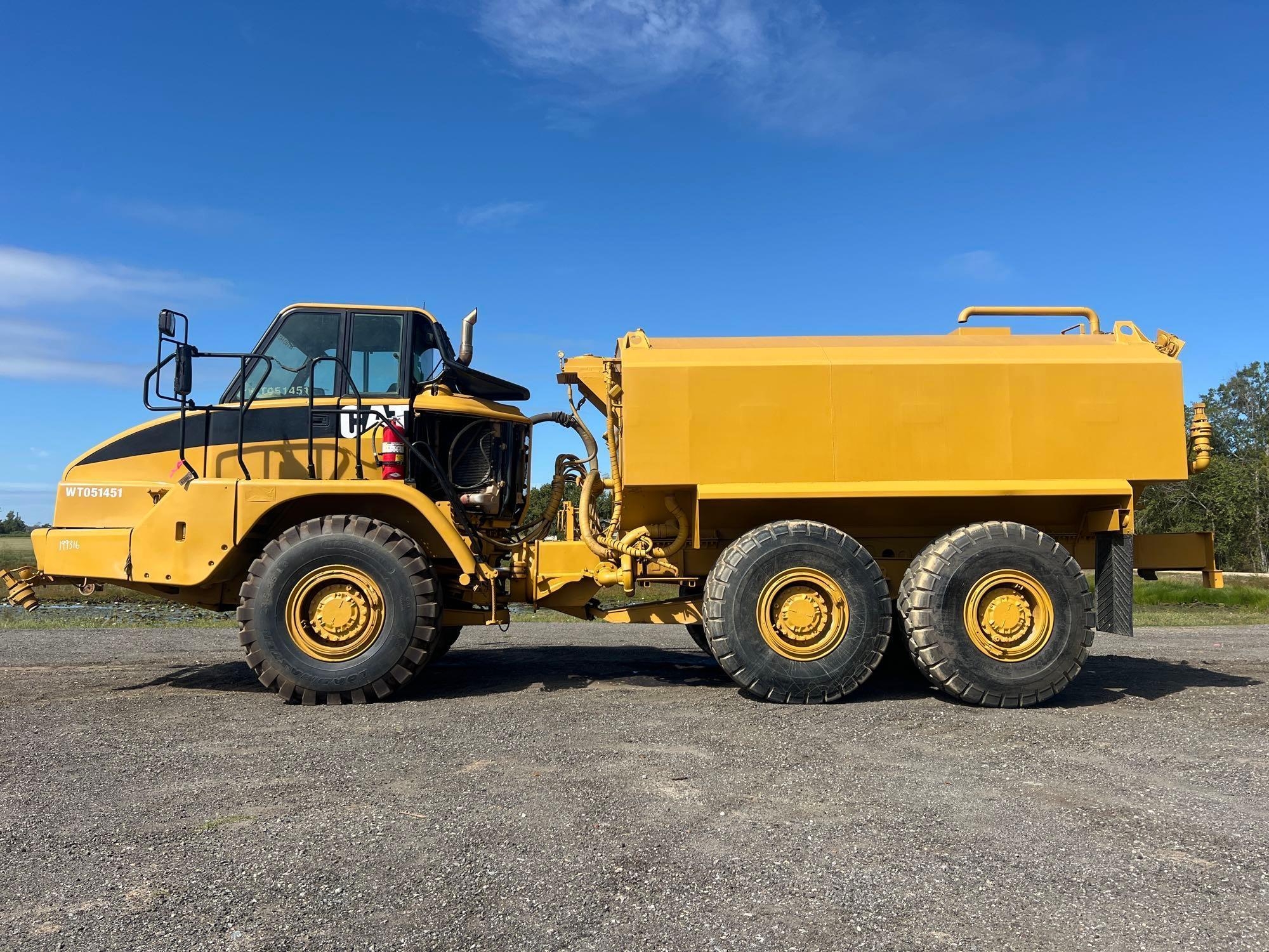 2005 CATERPILLAR 730 OFF ROAD WATER TRUCK (A51406)