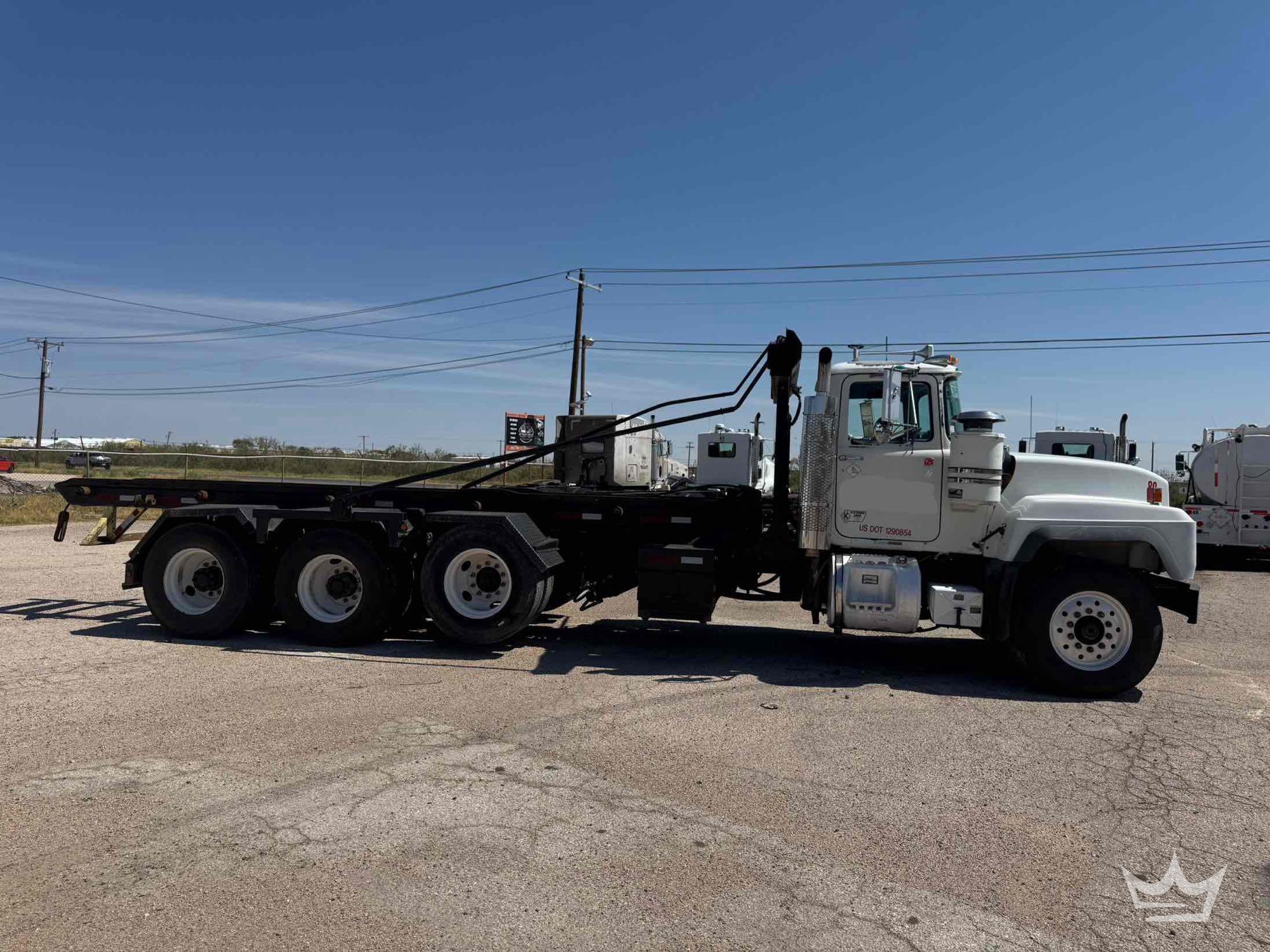 Tri Axle Rolloff Truck (A64194)