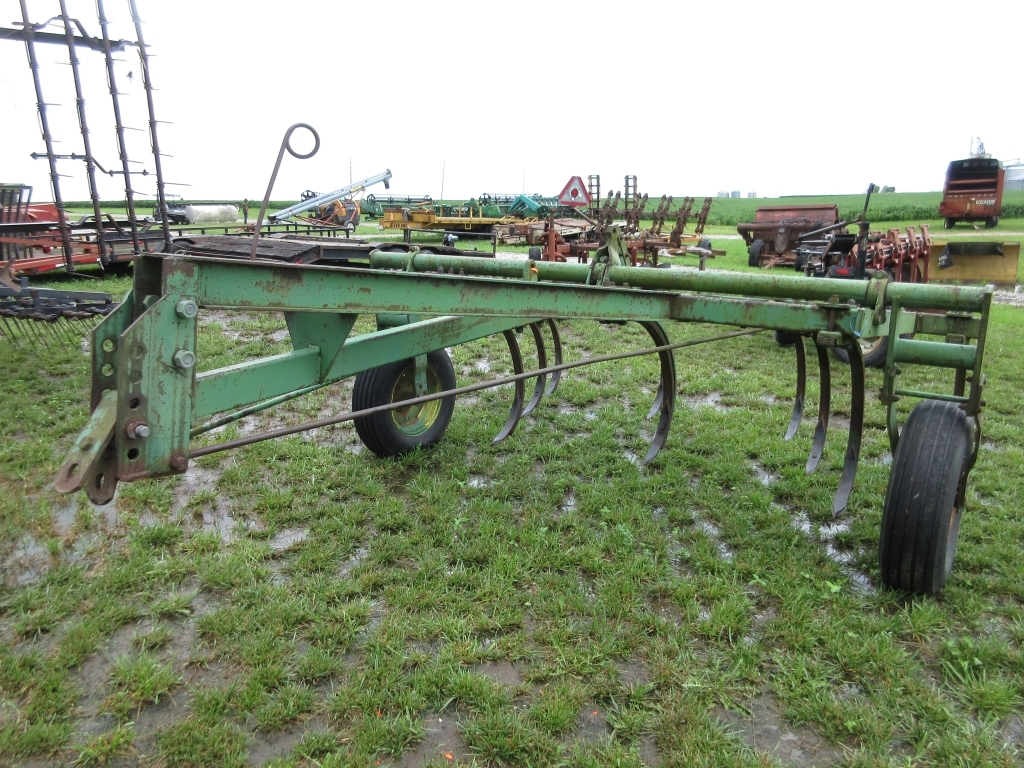 John Deere 10 Shank Chisel Plow (A50515)