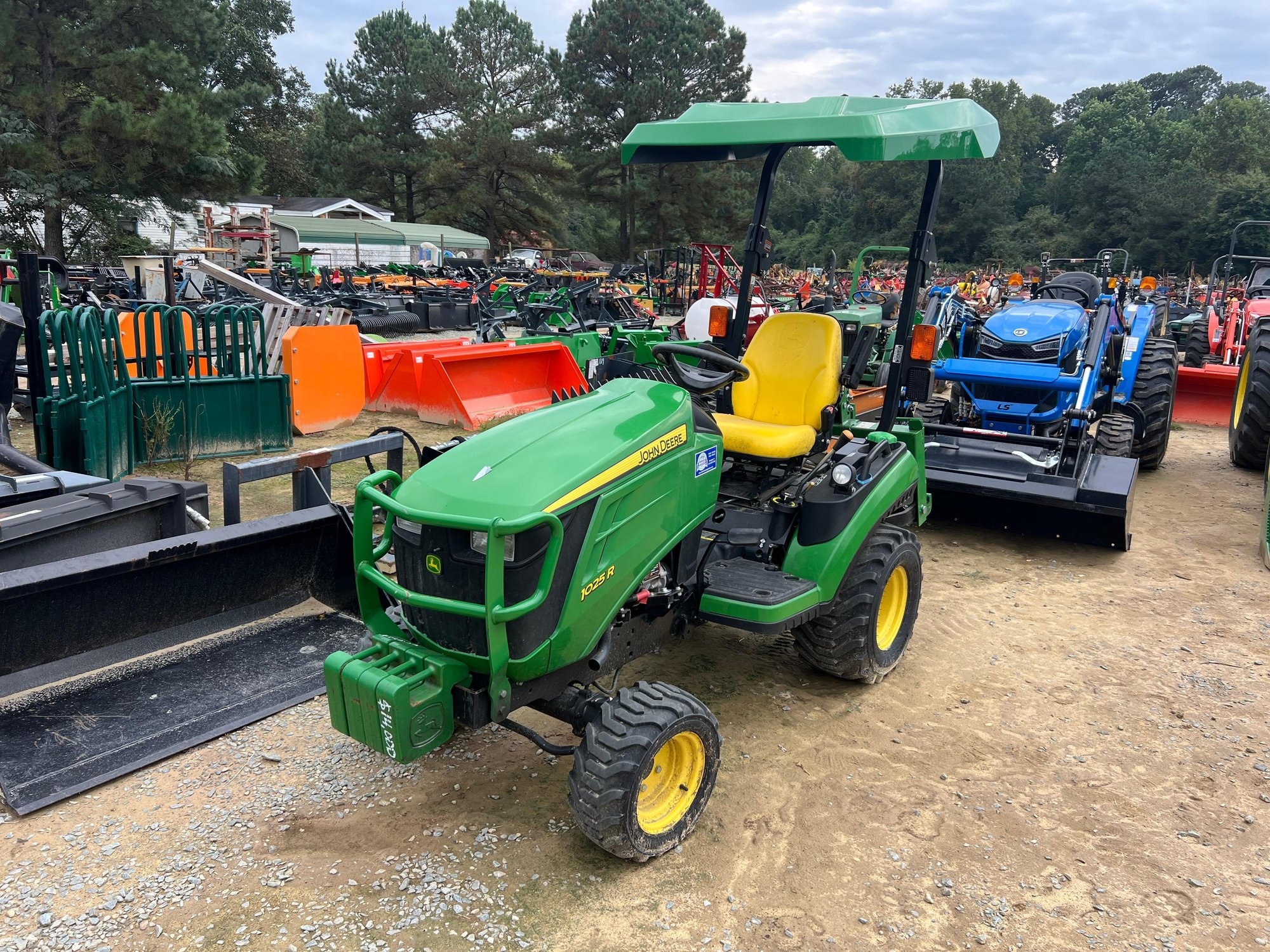 2020 John Deere 1025R MFWD Compact Tractor (A55302)