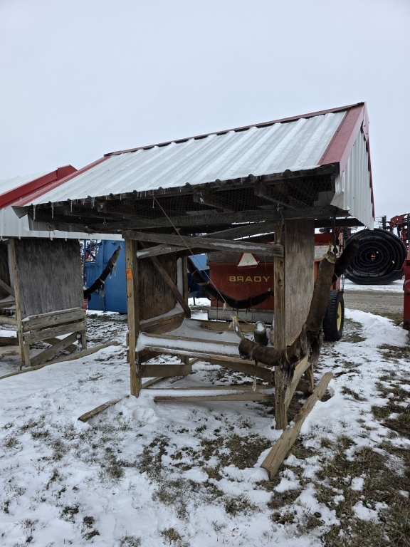 Covered Livestock Mineral Feeder (A66408)