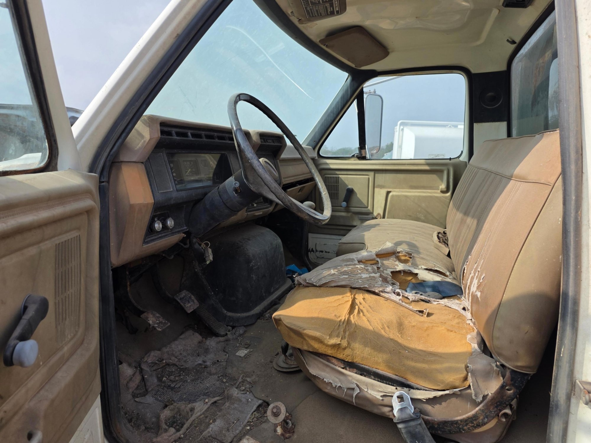 1987 FORD F-700 FUEL TRANSPORT TRUCK (A58214)