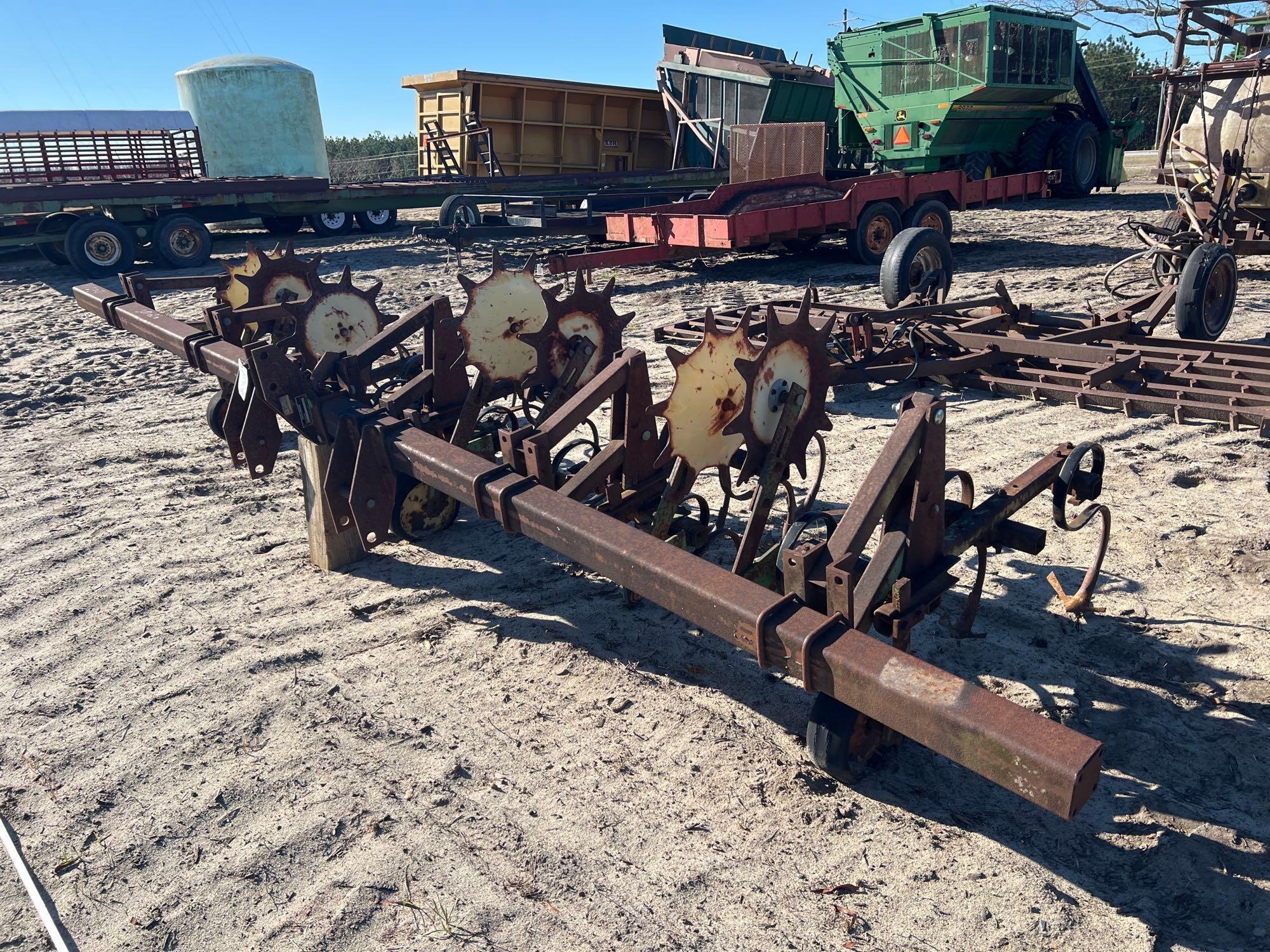 JOHN DEERE 825 - 4R DANISH TINE CULTIVATOR (A63290)