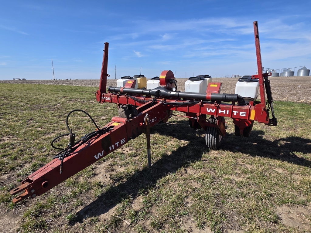 White 5100 4R Planter (A66408)