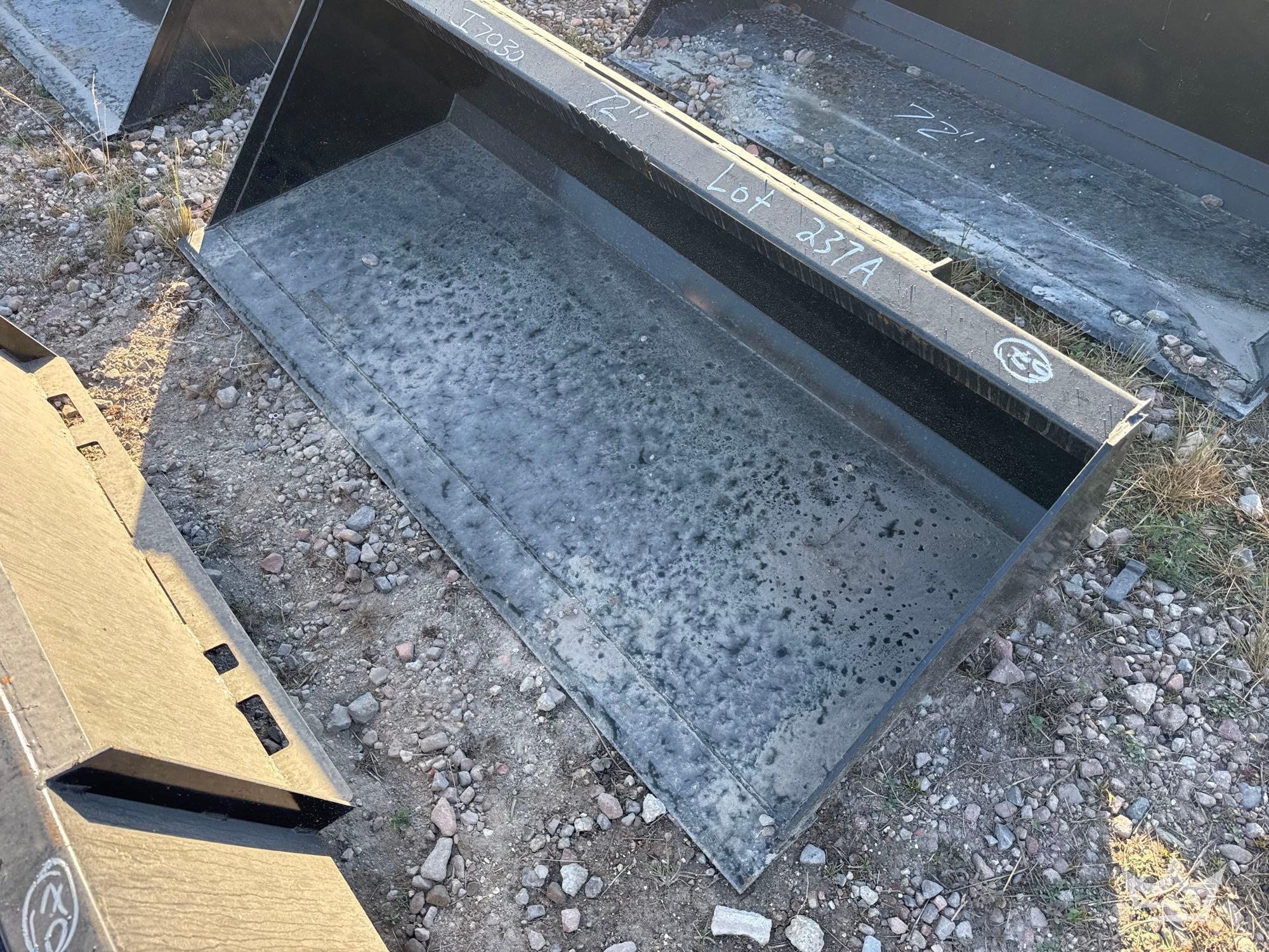 72'' SKID STEER BUCKET (A56857)