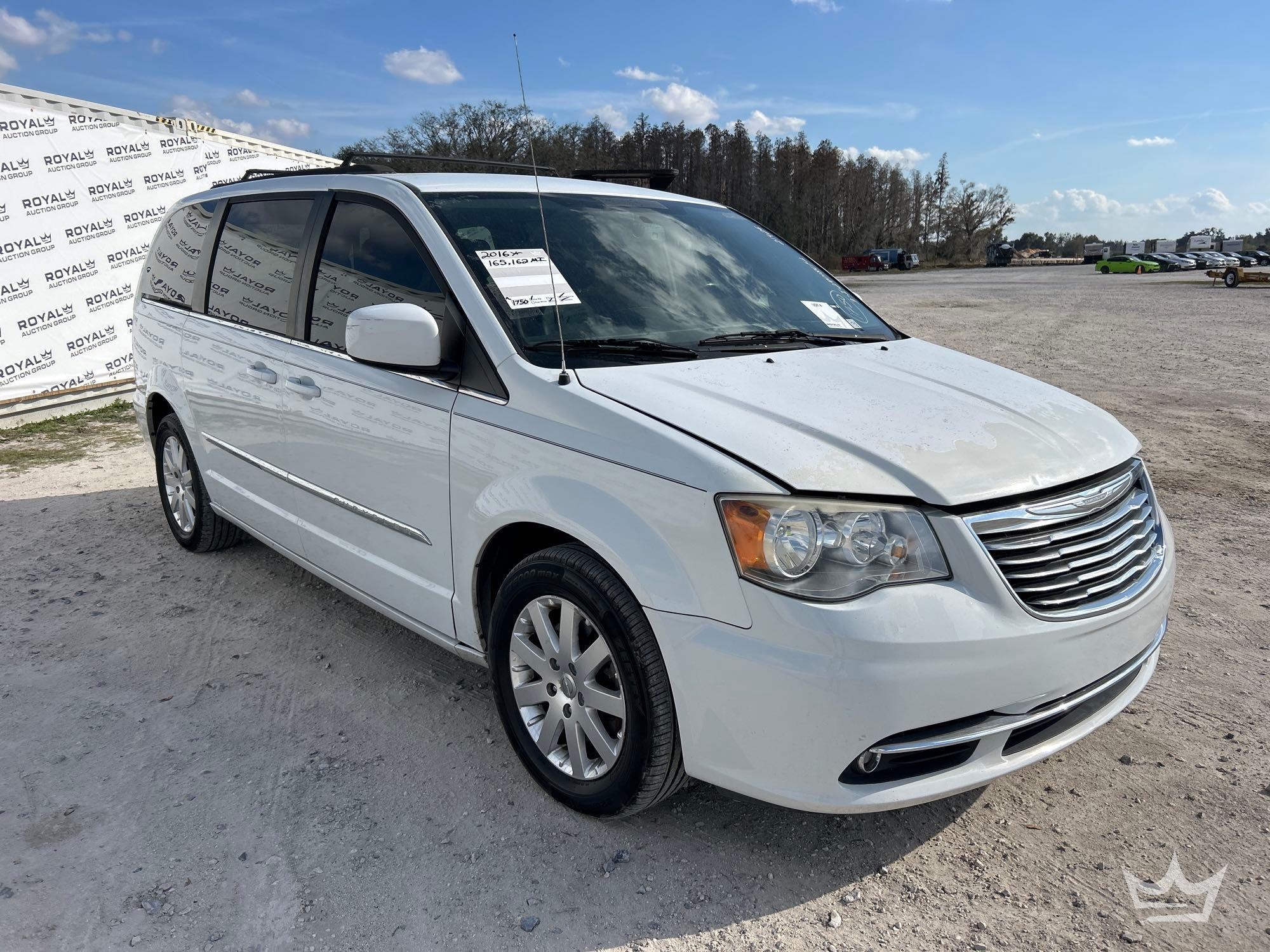 2016 Chrysler Town and Country Van (A61574)
