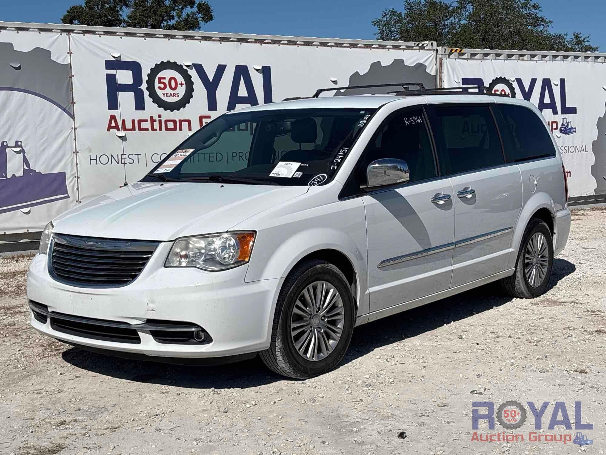 2015 Chrysler Town & County Van (A55853)