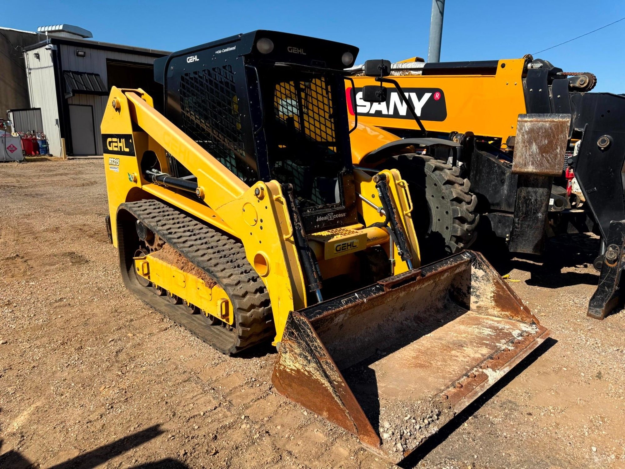 2021 Gehl RT215 Track Loader with 74in Smooth Bucket (A56438)