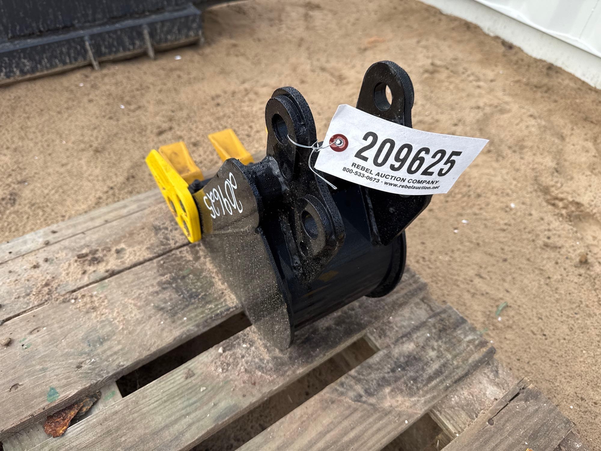 UNUSED 7" MINI EXCAVATOR TOOTHBED BUCKET (A60432)