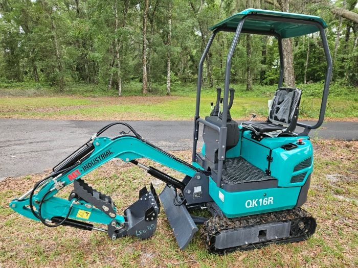 25 06 11 AGT excavator unloaded in yard small.jpg