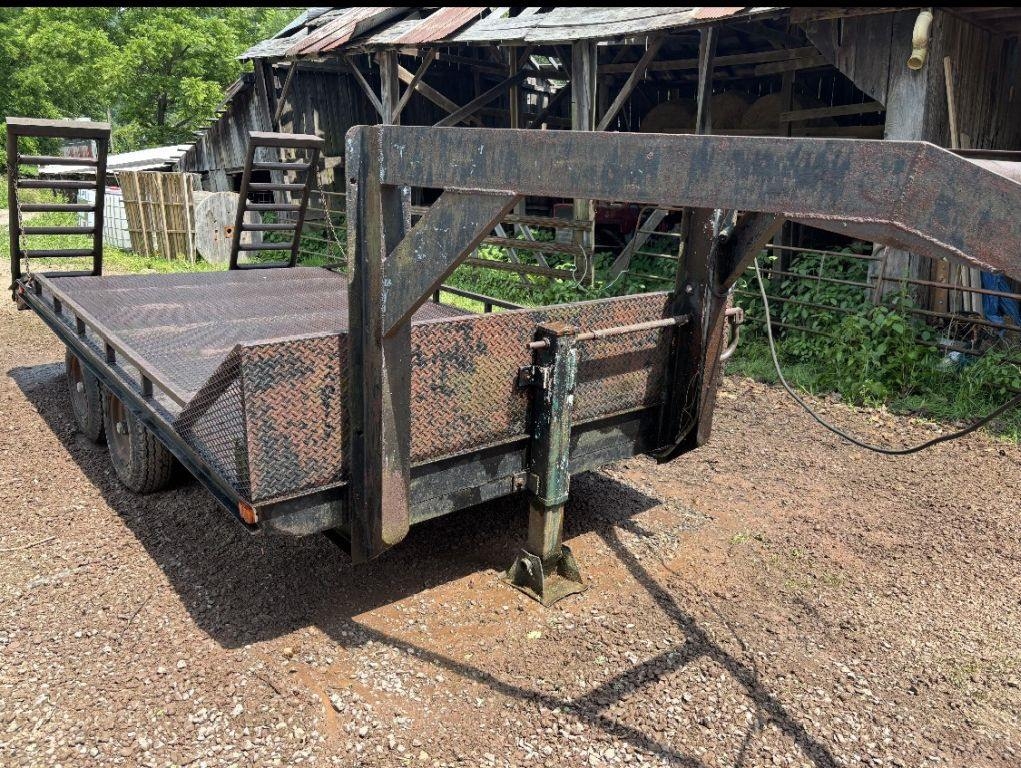 1983 Gooseneck Flatbed, Steel Deck, Ramps, Tandeml (A47371)