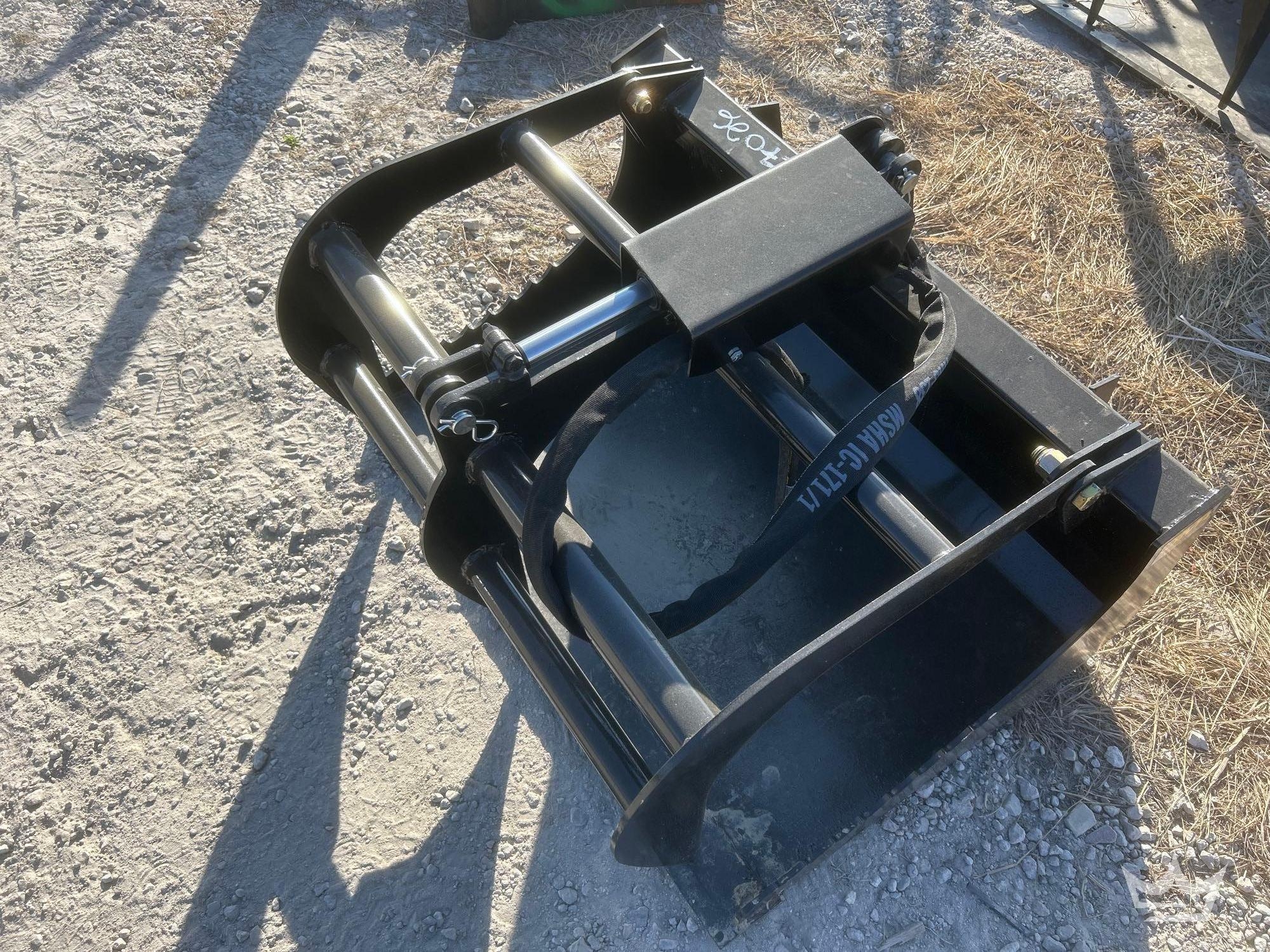 2025 JMR Single Cylinder Grapple Bucket Mini Skid Steer Attachment (A61567)