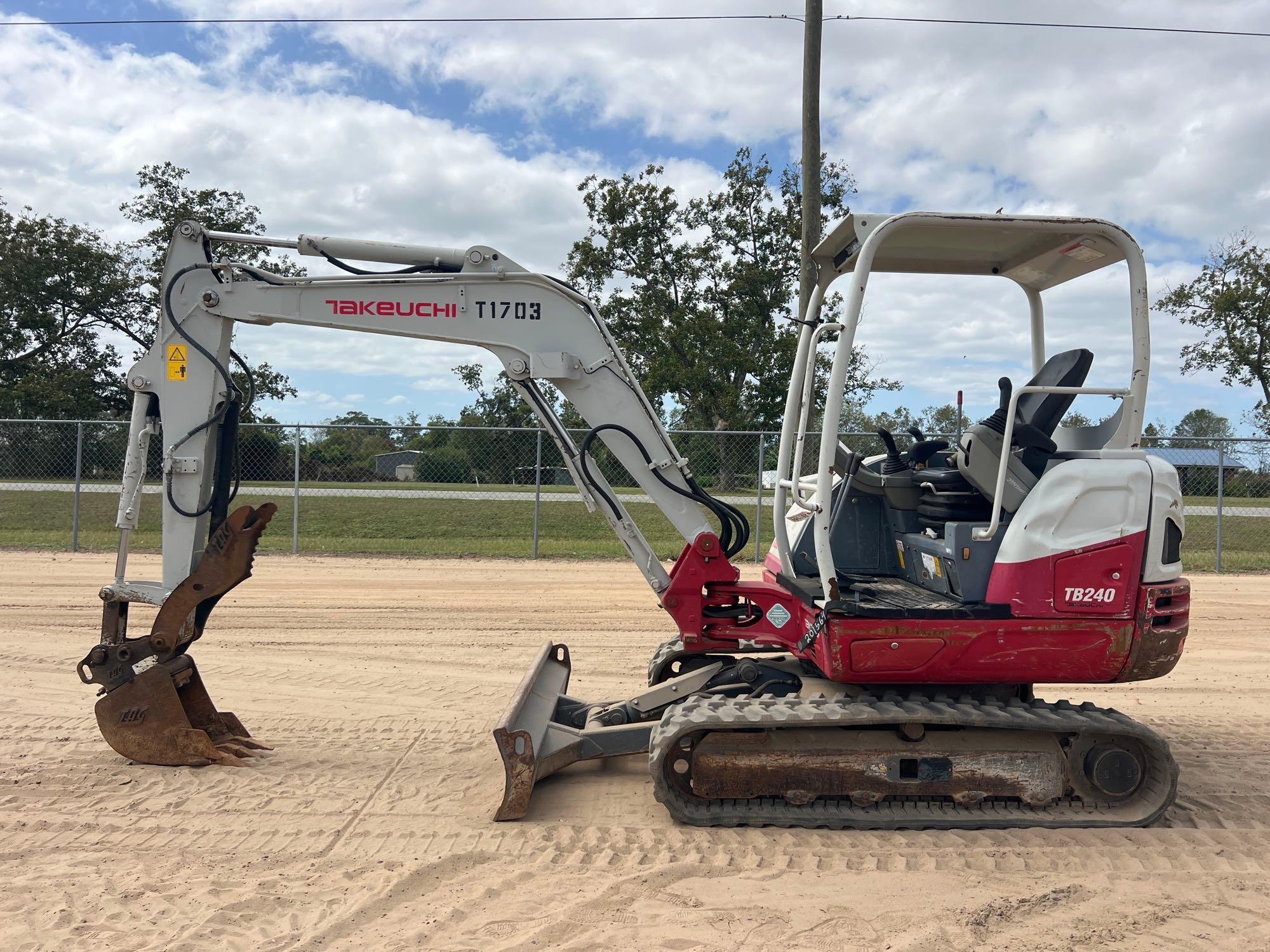2018 TAKEUCHI TB240 EXCAVATOR (A52705)