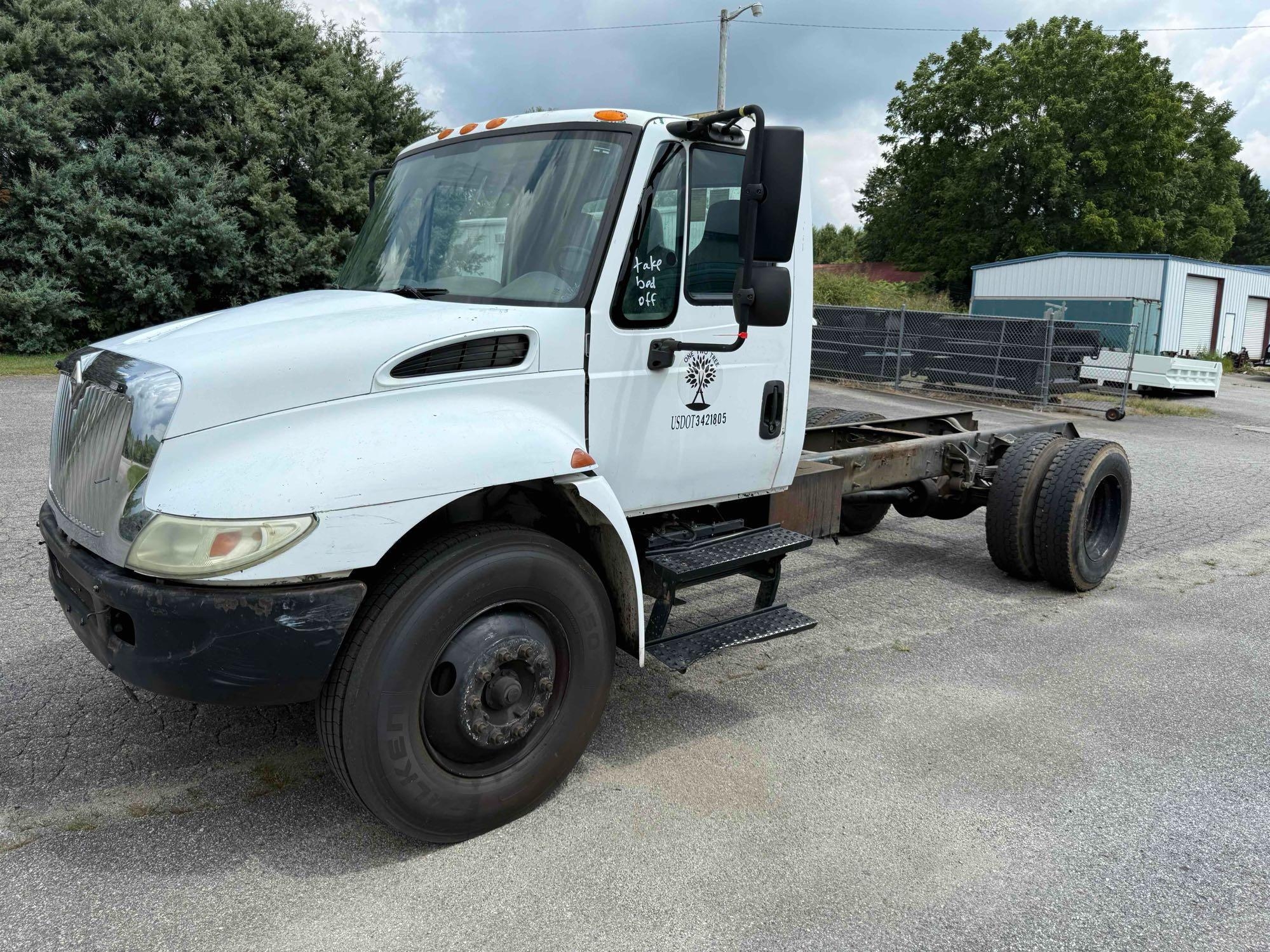 2002 International 4300 Cab and Chassis Truck, VIN # 1HTMMAAP02H548742 (A61165)