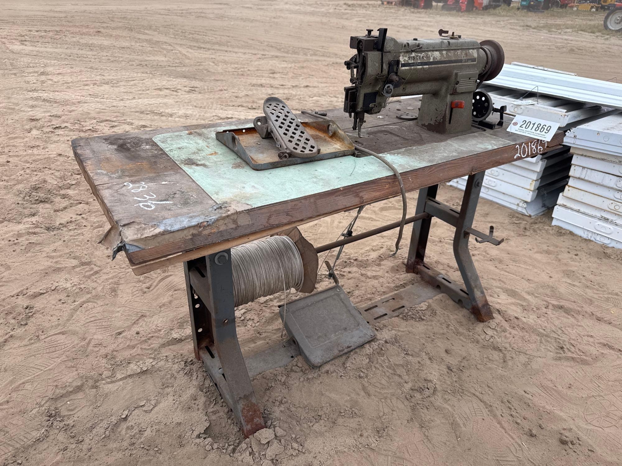 SINGER 211 UPHOLSTERY SEWING MACHINE (A54757)