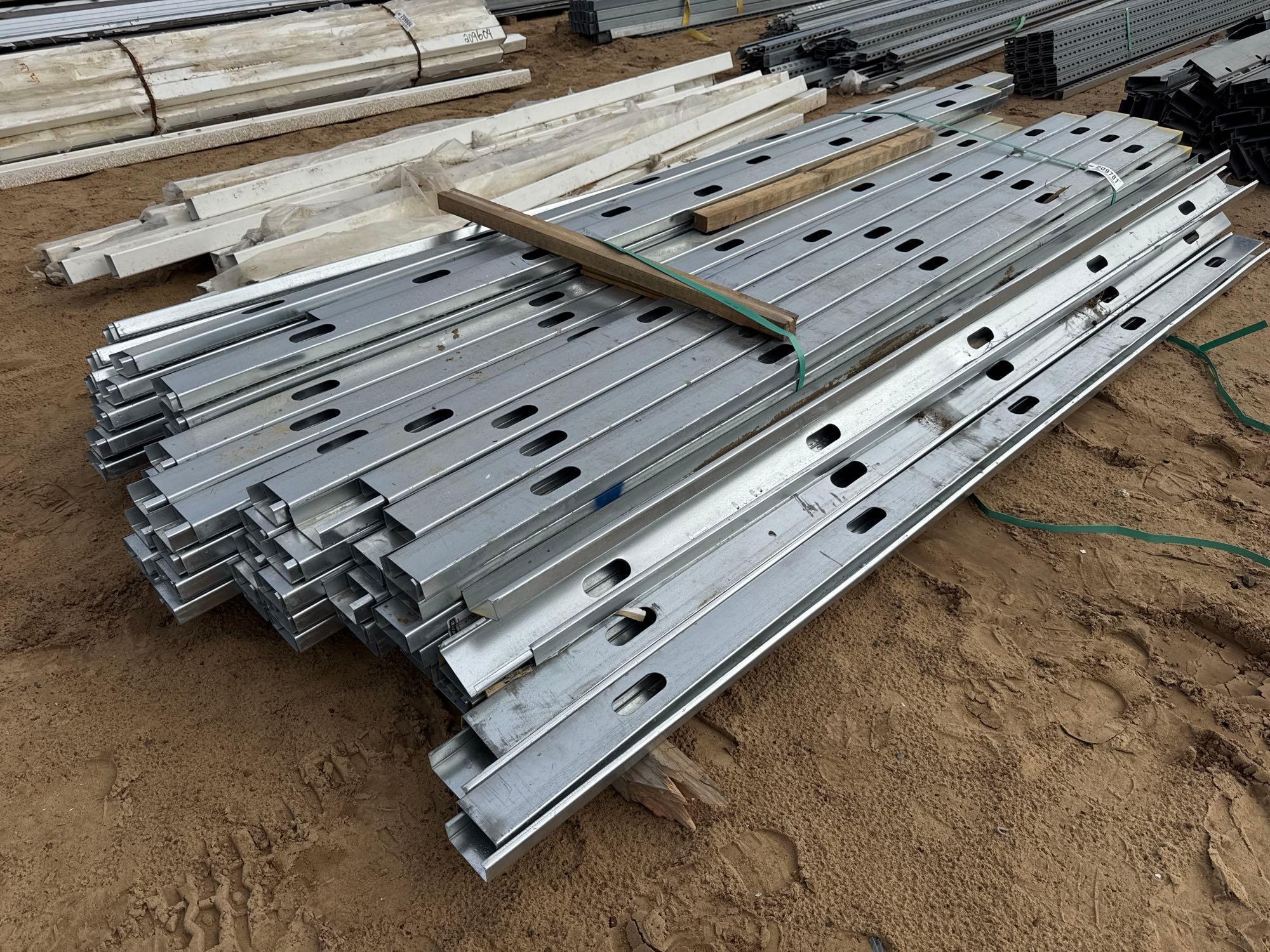 BUNDLE OF METAL FRAMING BRACKETS (A60432)