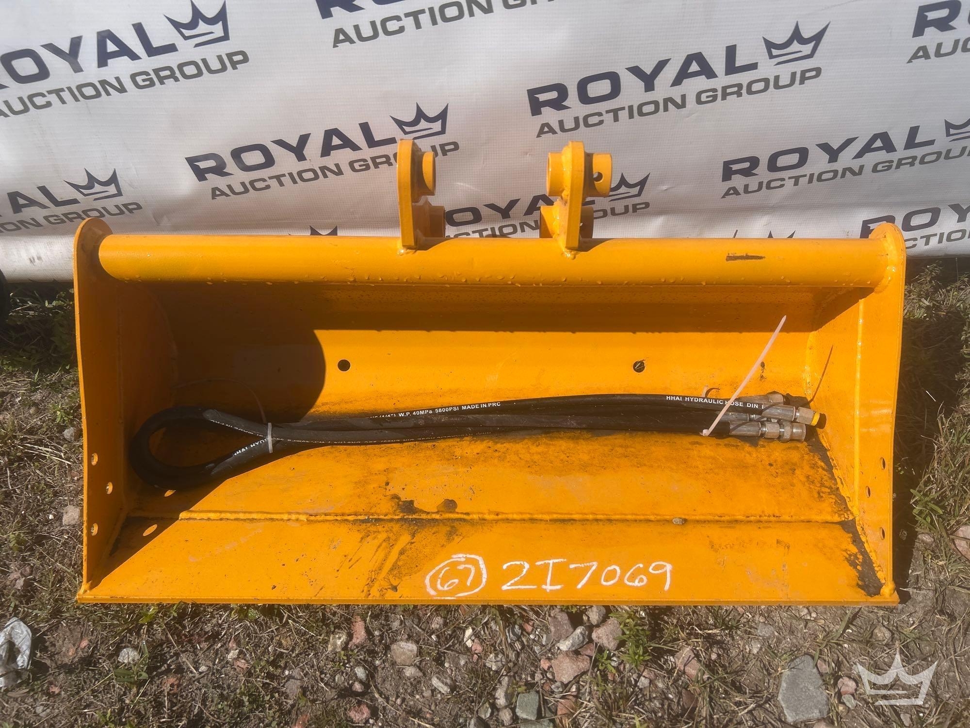 2025 32in. Mini Excavator Bucket Attachment (A61572)