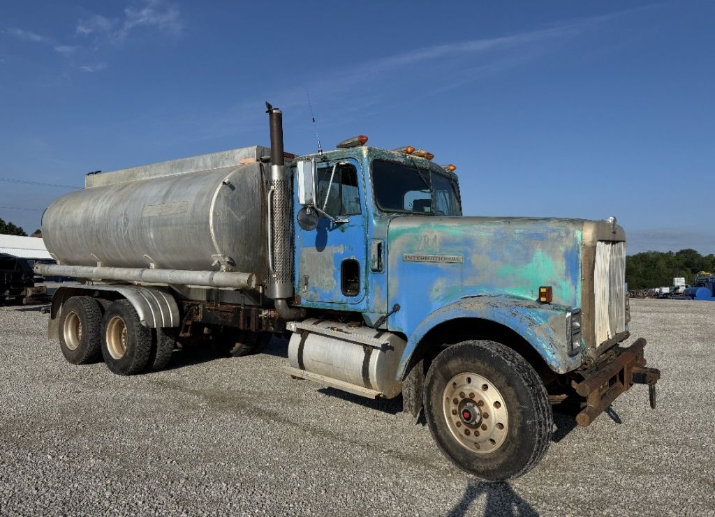 1985 international tank truck (A47371)