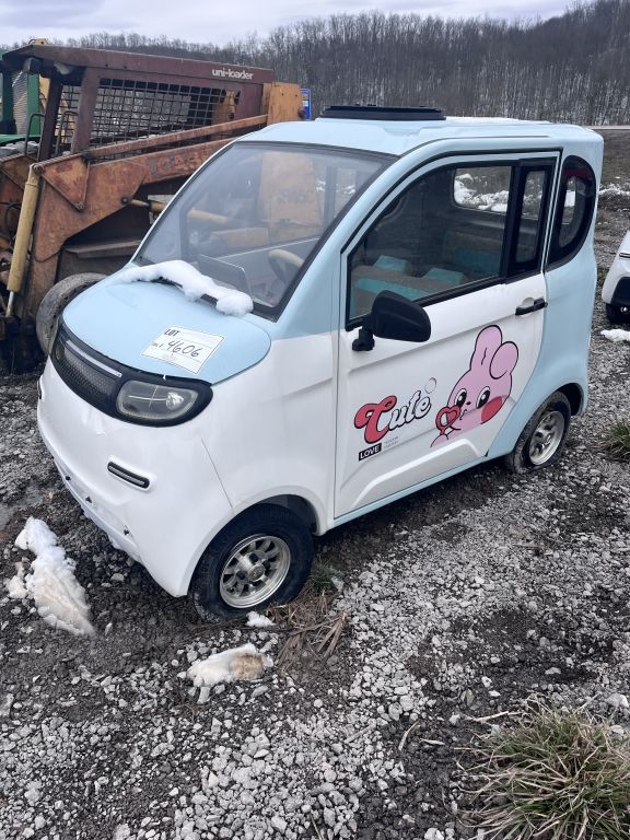 Cute Electric Car (A62679)