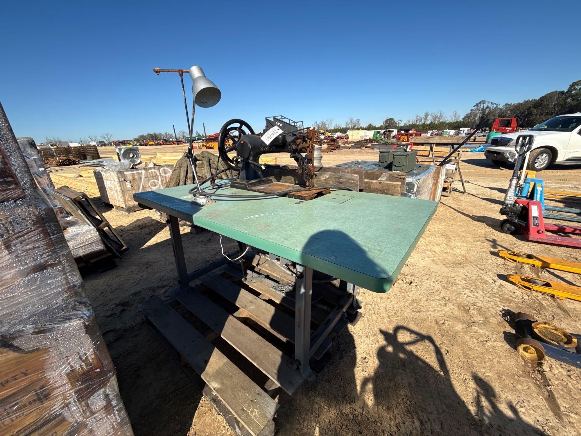 ANTIQUE SINGER SEWING MACHINE W/ TABLE (A58376)