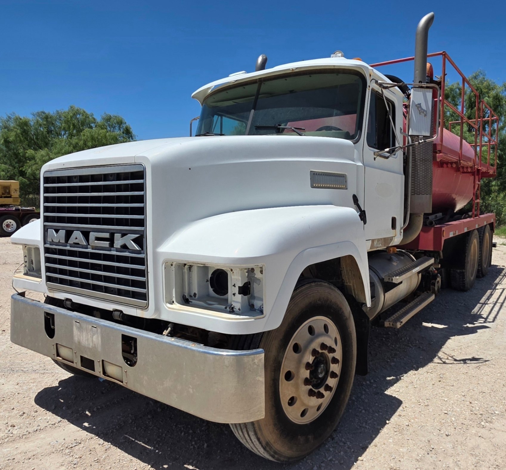 2002 MACK CHU613 BOBTAIL VAC TRUCK (INOPERABLE) (A55745)