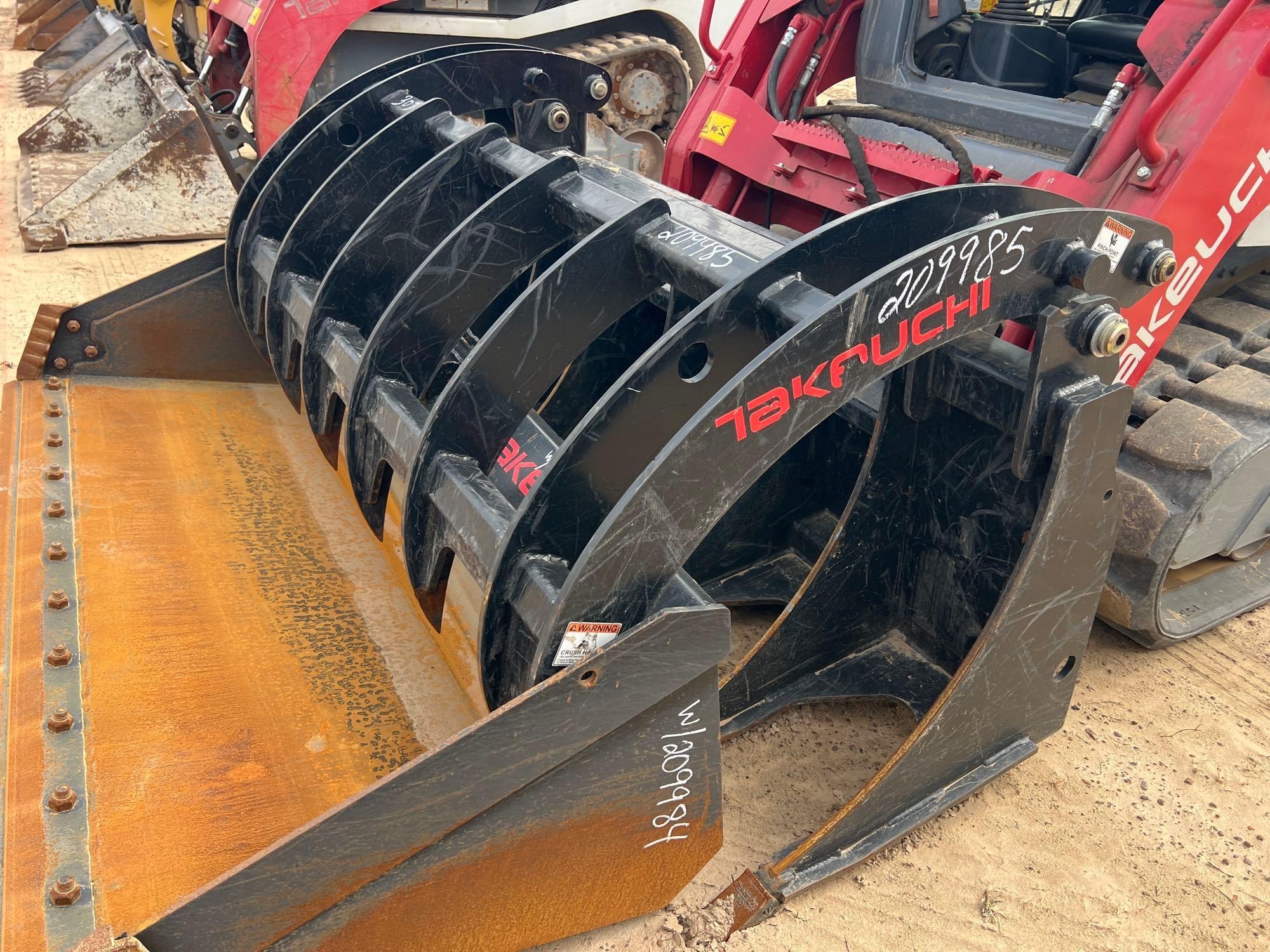 TAKEUCHI-VIRNIG TRRG72 - 72" HYD ROOT RAKE GRAPPLE (A62129)