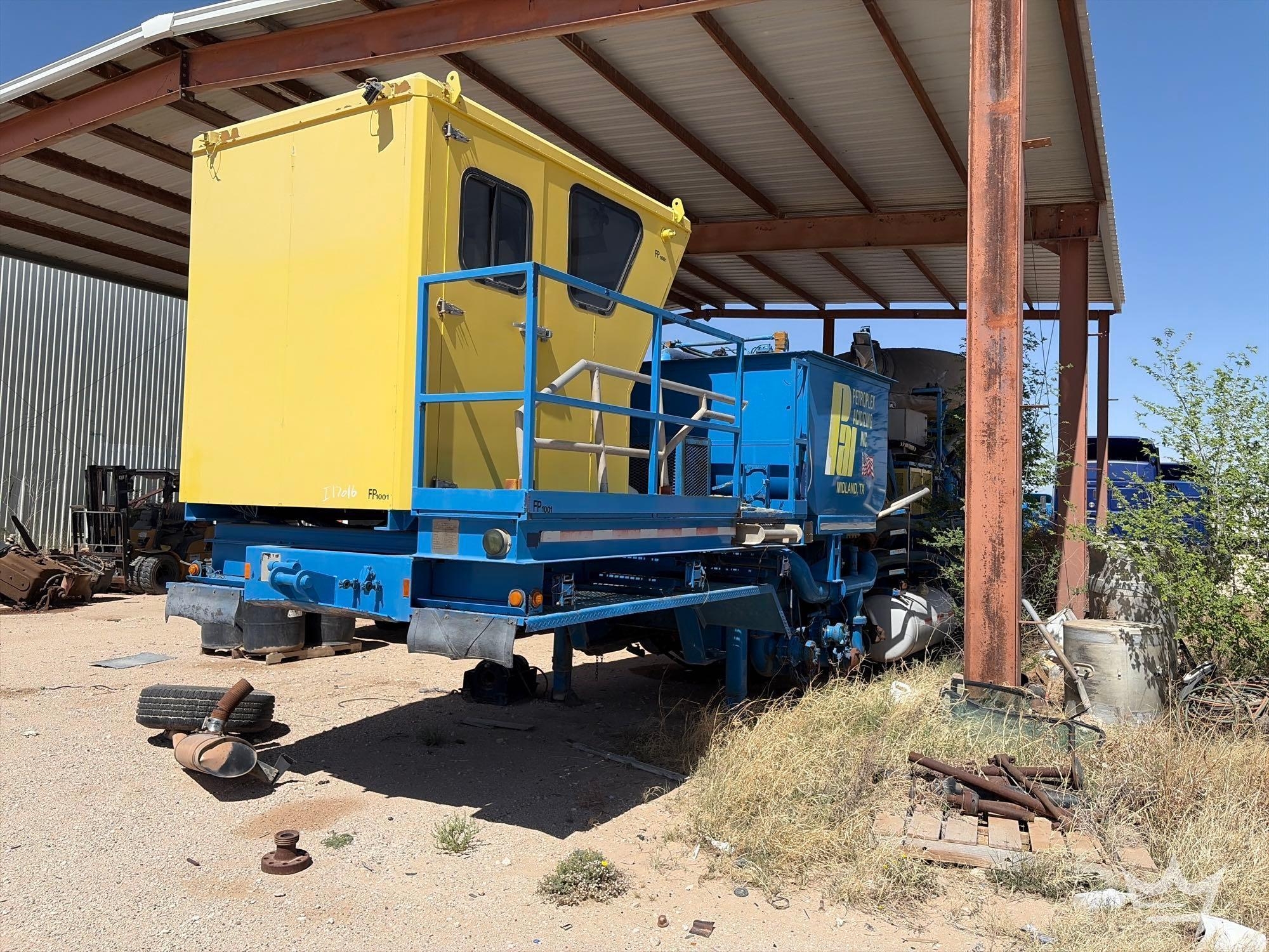 2010 UE Manufacturing Armada 1000HP Single Pump Tri Axle Frac Blender Trailer (A64194)