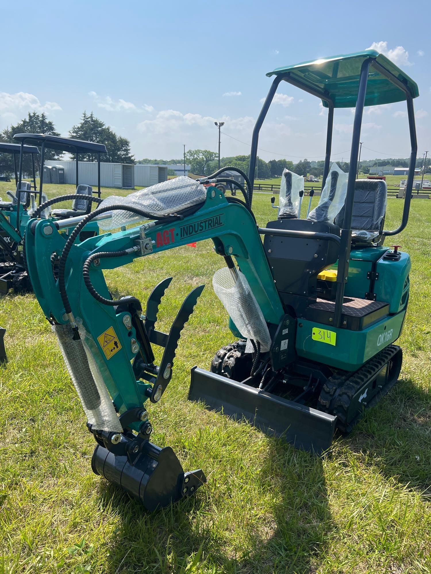 AGT Industrial QK16R Mini Excavator (A43476)